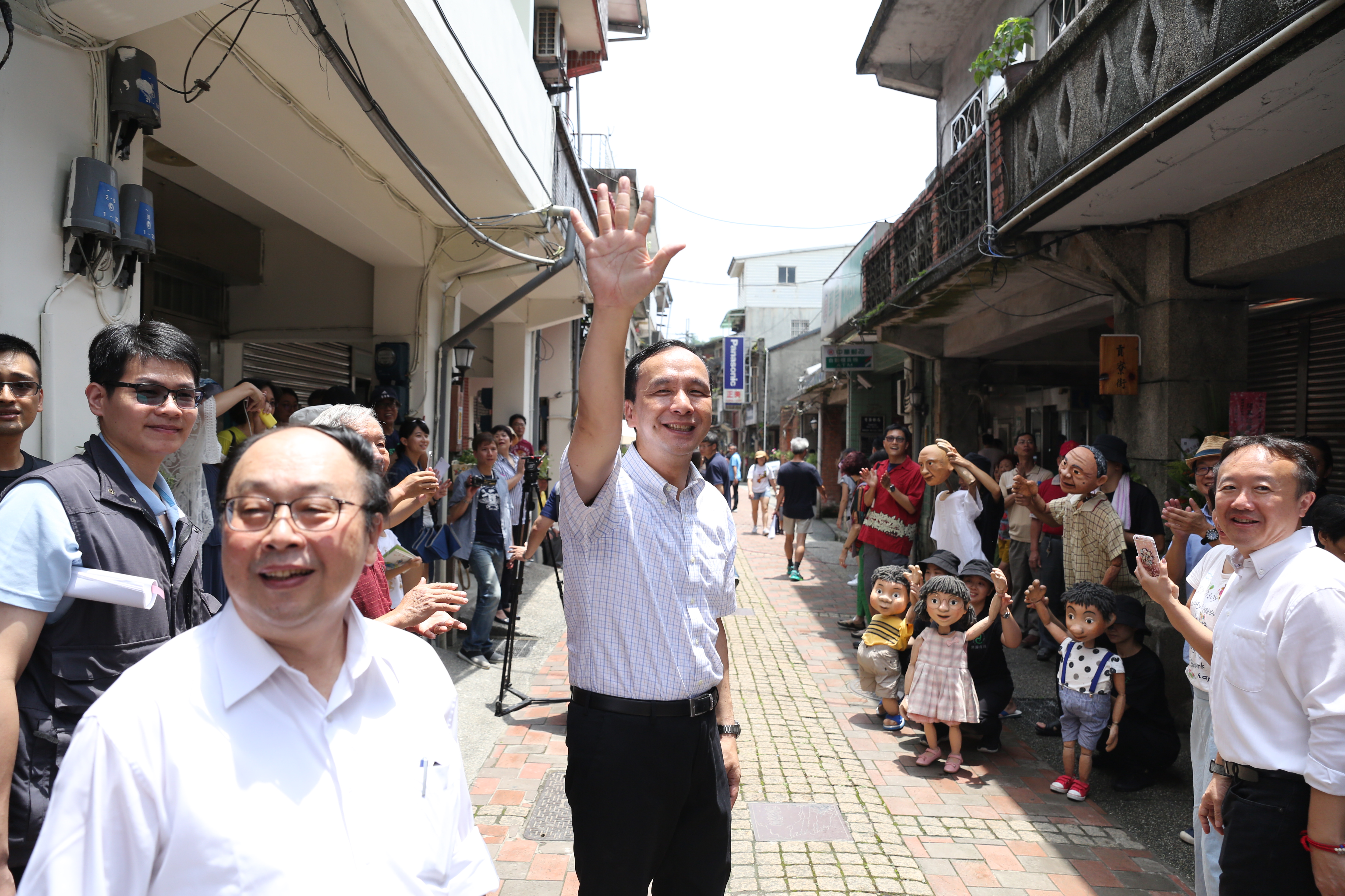朱市長與在地居民現身貢寮老街時的身影
