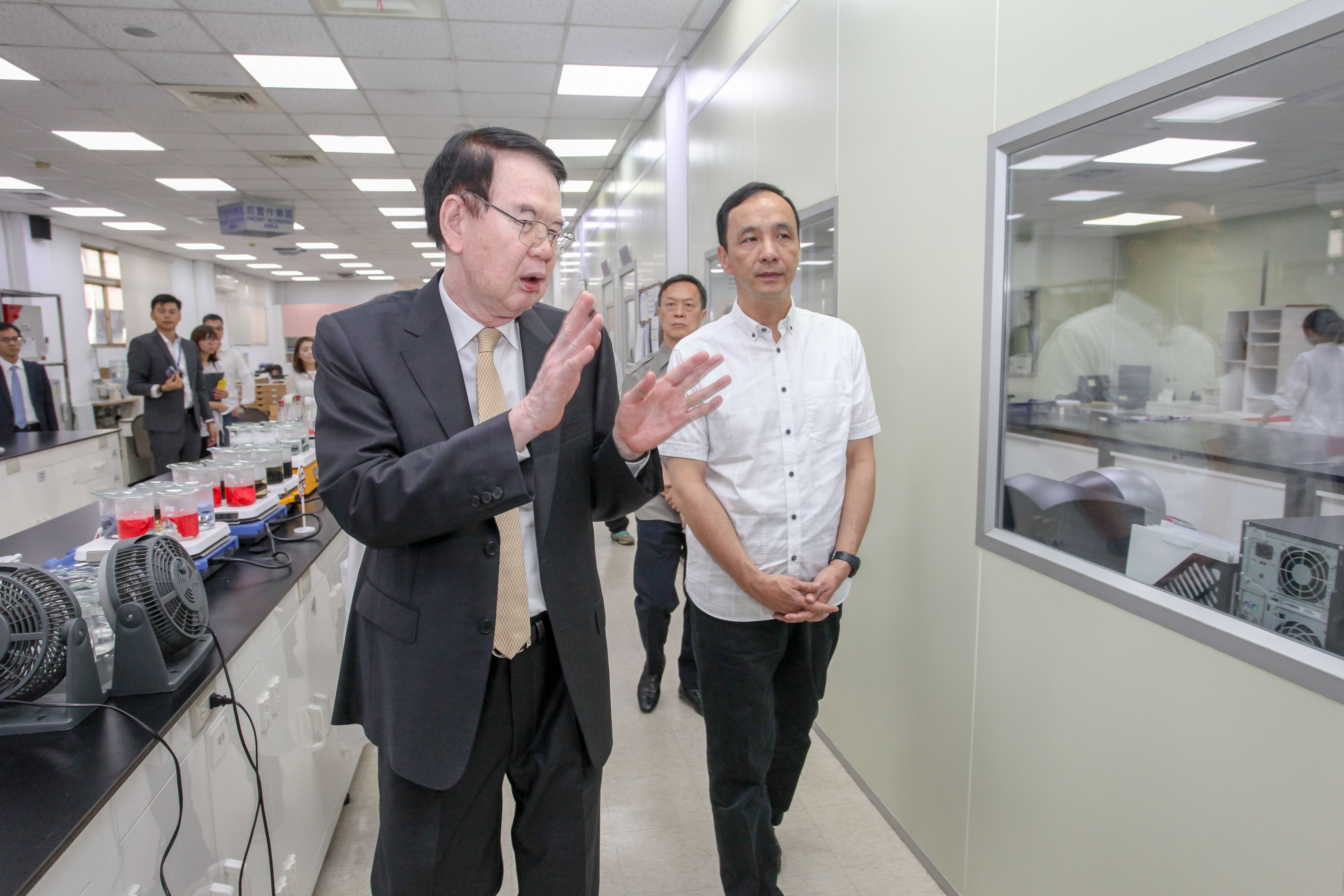 新北市長朱立倫(右)在儒鴻企業董事長洪鎮海(左)帶領下參觀產品檢驗中心
