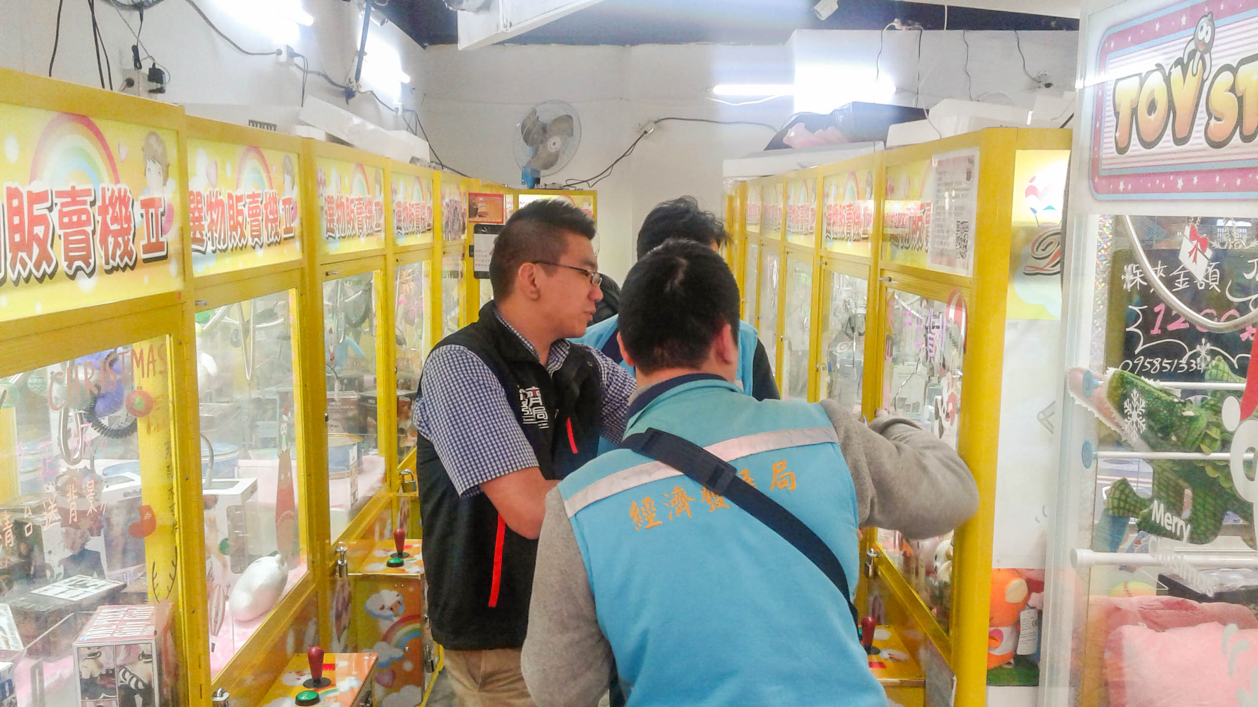 今年新北市政府完成全市清查。針對警察局提報1134處店家，市府優先稽查學校周邊夾娃娃店，查察382家無辦理商業登記，並依法限期輔導改善