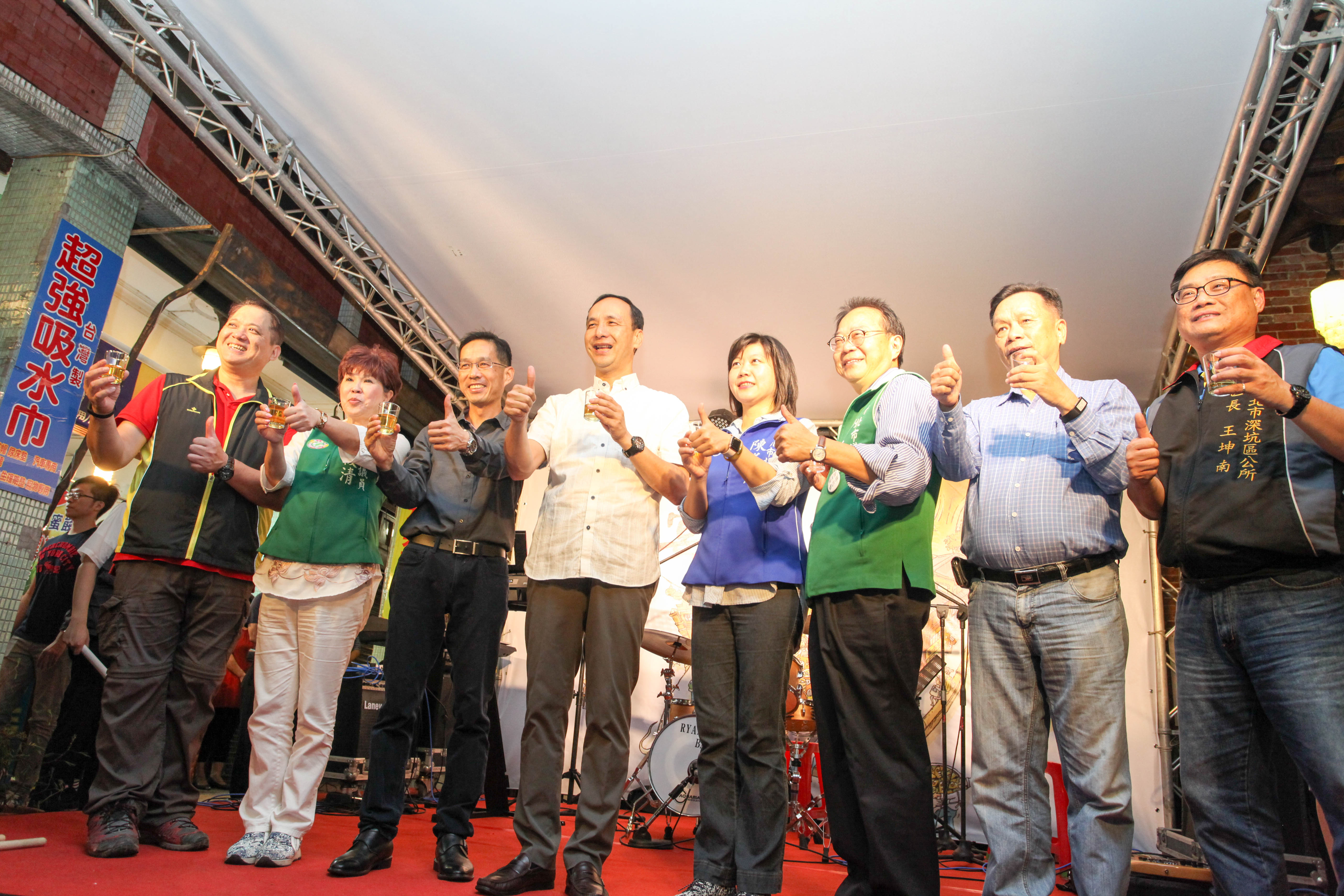 與會貴賓舉杯宣布上菜，為「2018深坑多福宴」揭開序幕（左4新北市長朱立倫）