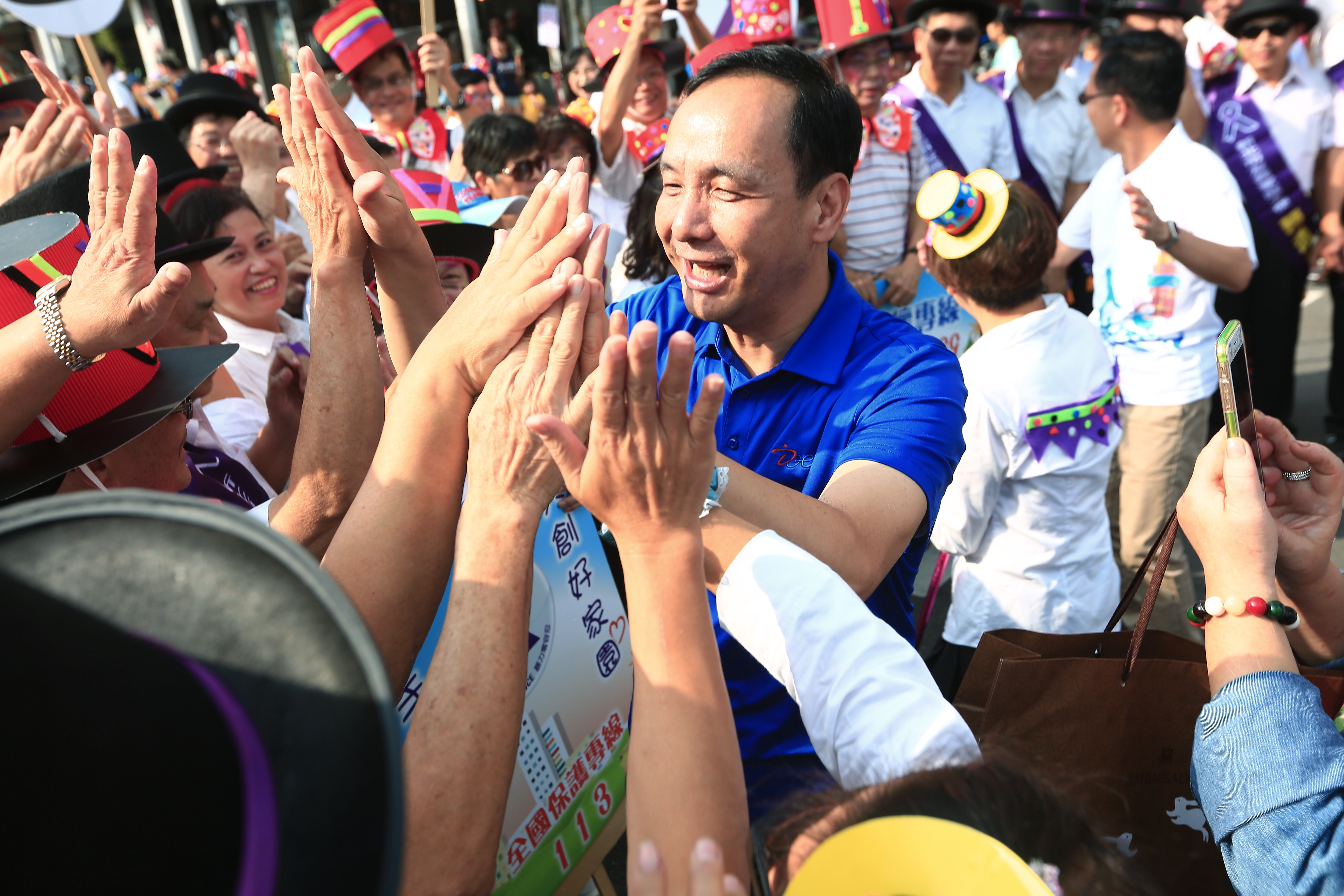 朱市長出席2018新北市淡水環境藝術節－藝術踩街開幕式，受到民眾熱情歡迎