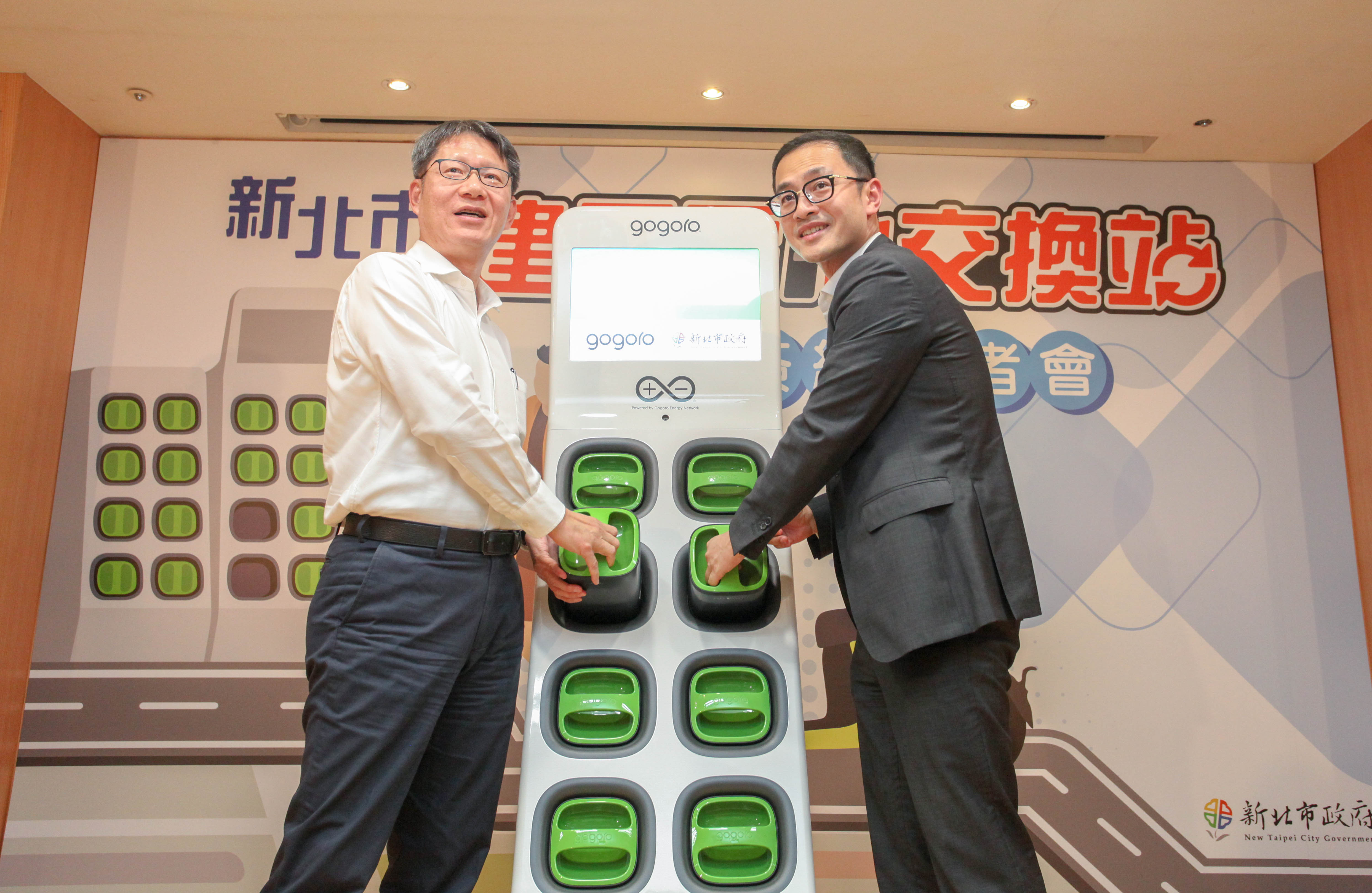 新北市副市長葉惠青(左)與英屬開曼群島商睿能新動力股份有限公司台灣分公司總經理潘璟倫(右)共同進行簽約儀式，預計明年新北將再擴建達150站電池交換站