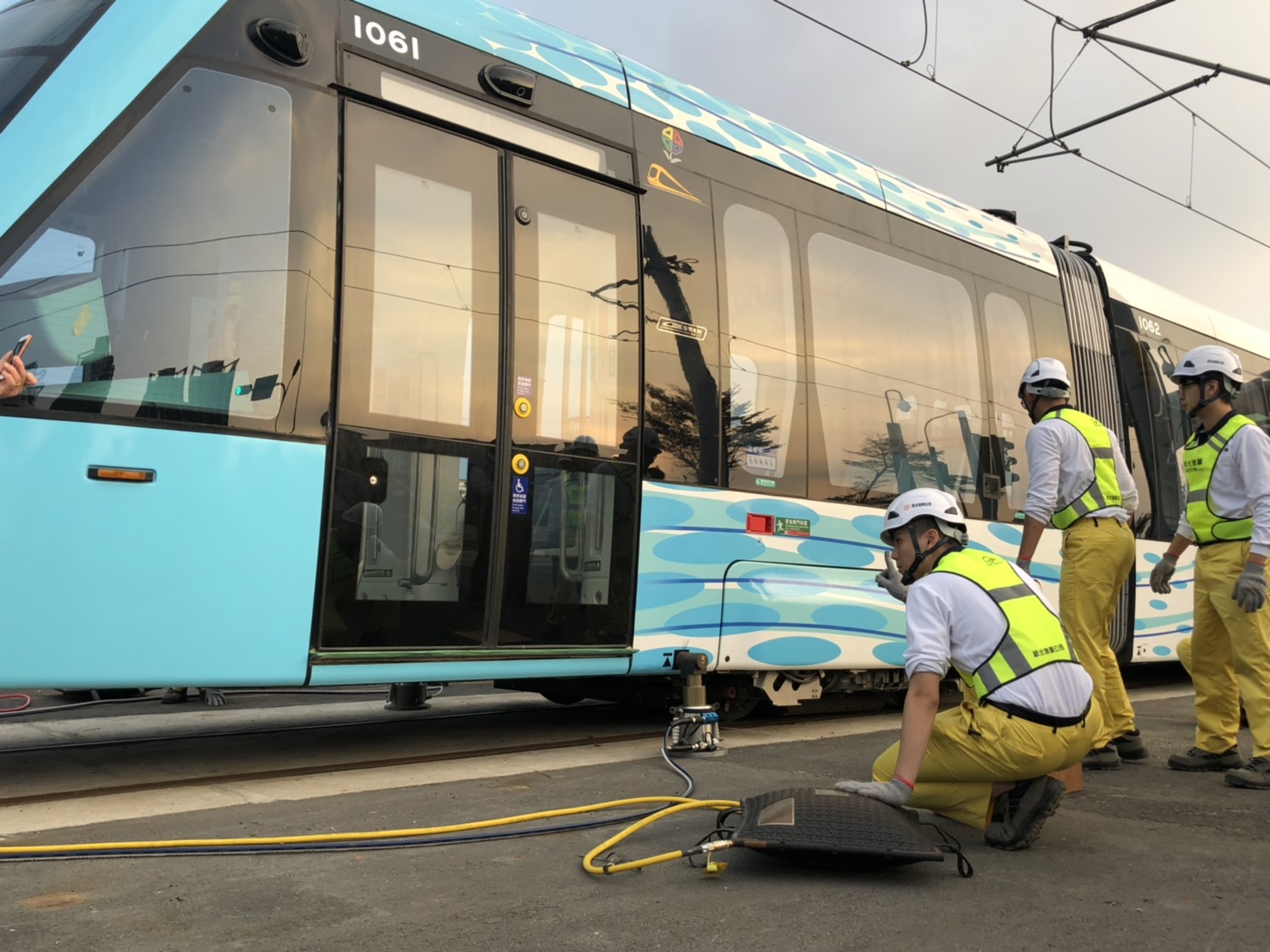 淡海輕軌列車進行頂升模擬演練