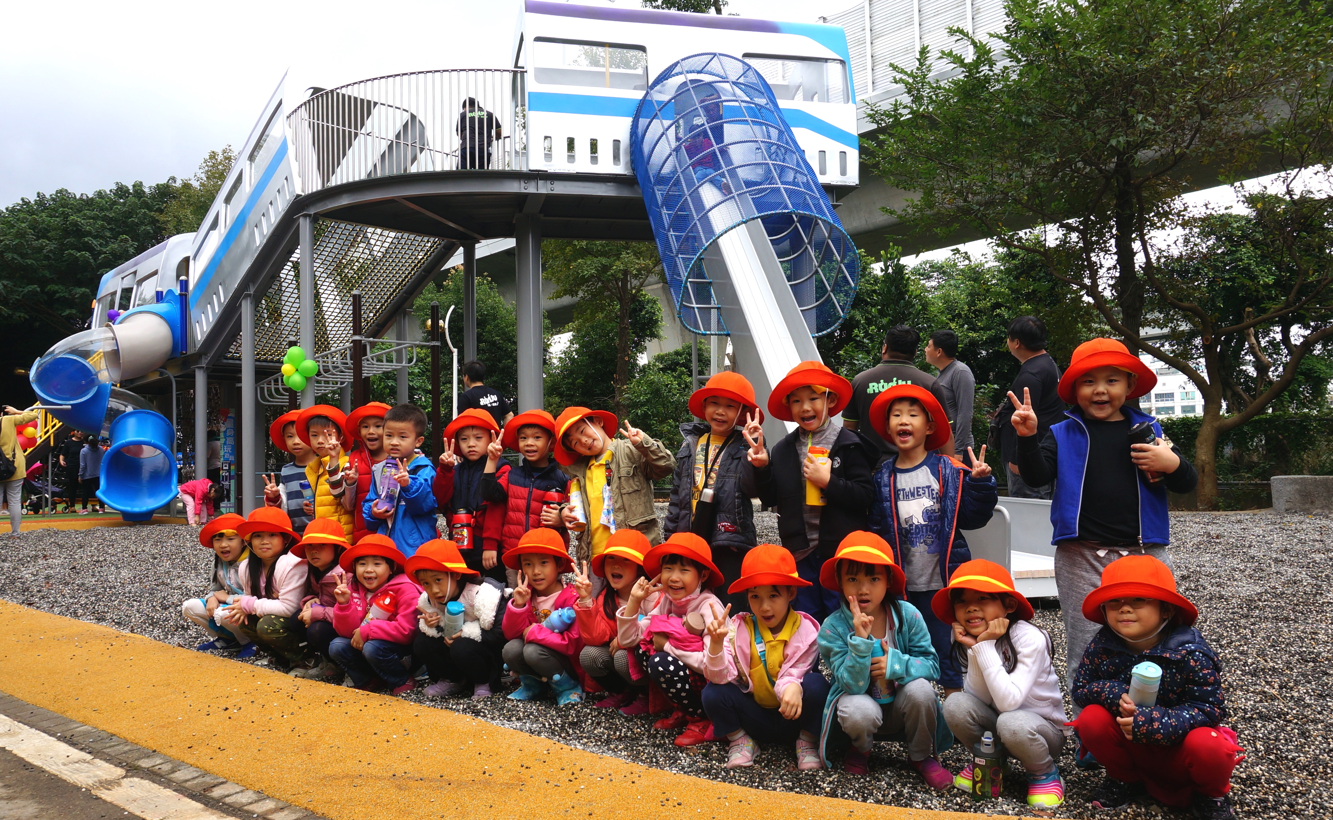 全臺首座捷運造型及塑木滑梯