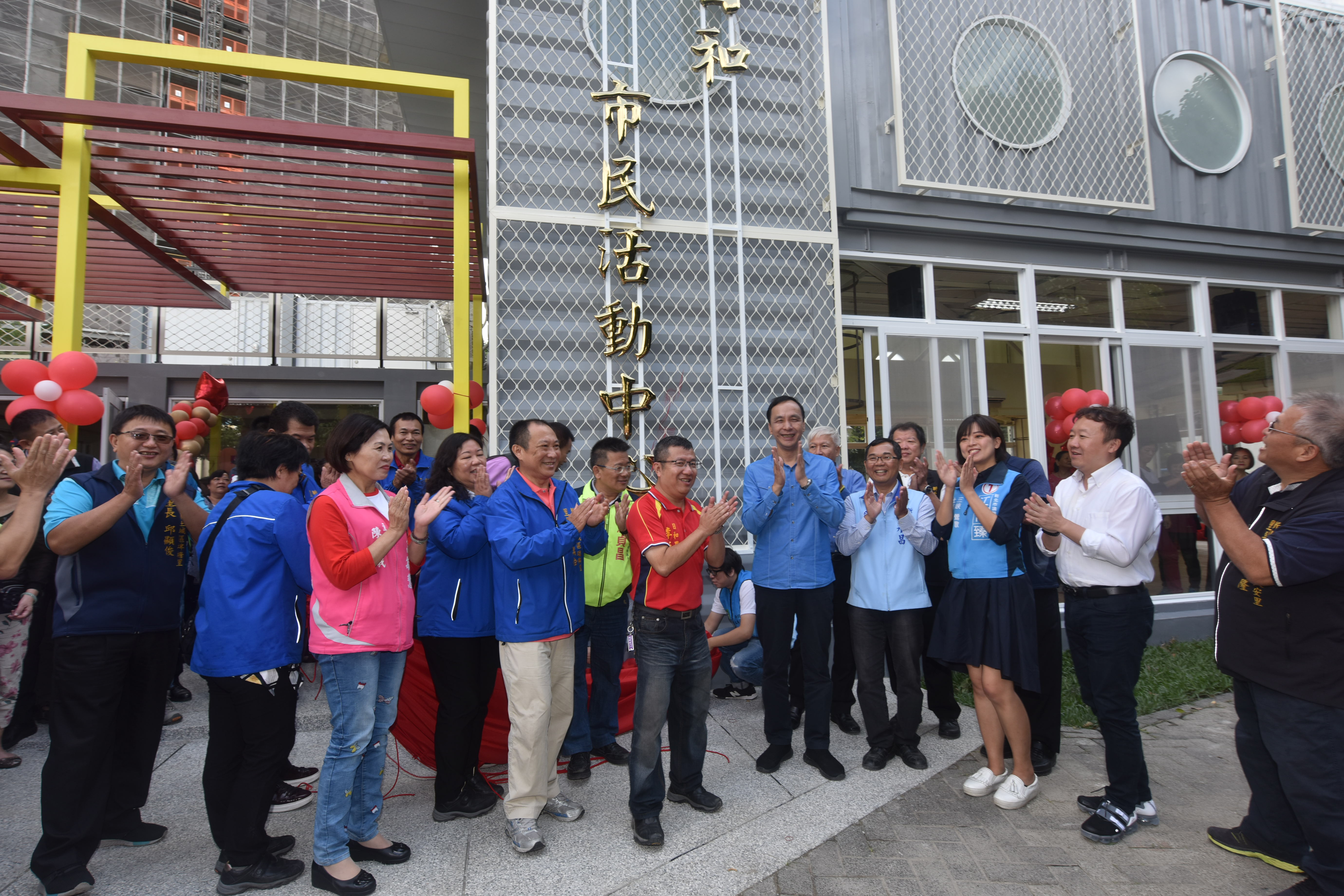 全台第二座輕鋼構貨櫃活動中心土城日和市民活動中心，今（14）日由市長朱立倫、地方民意代表及里長共同揭牌
