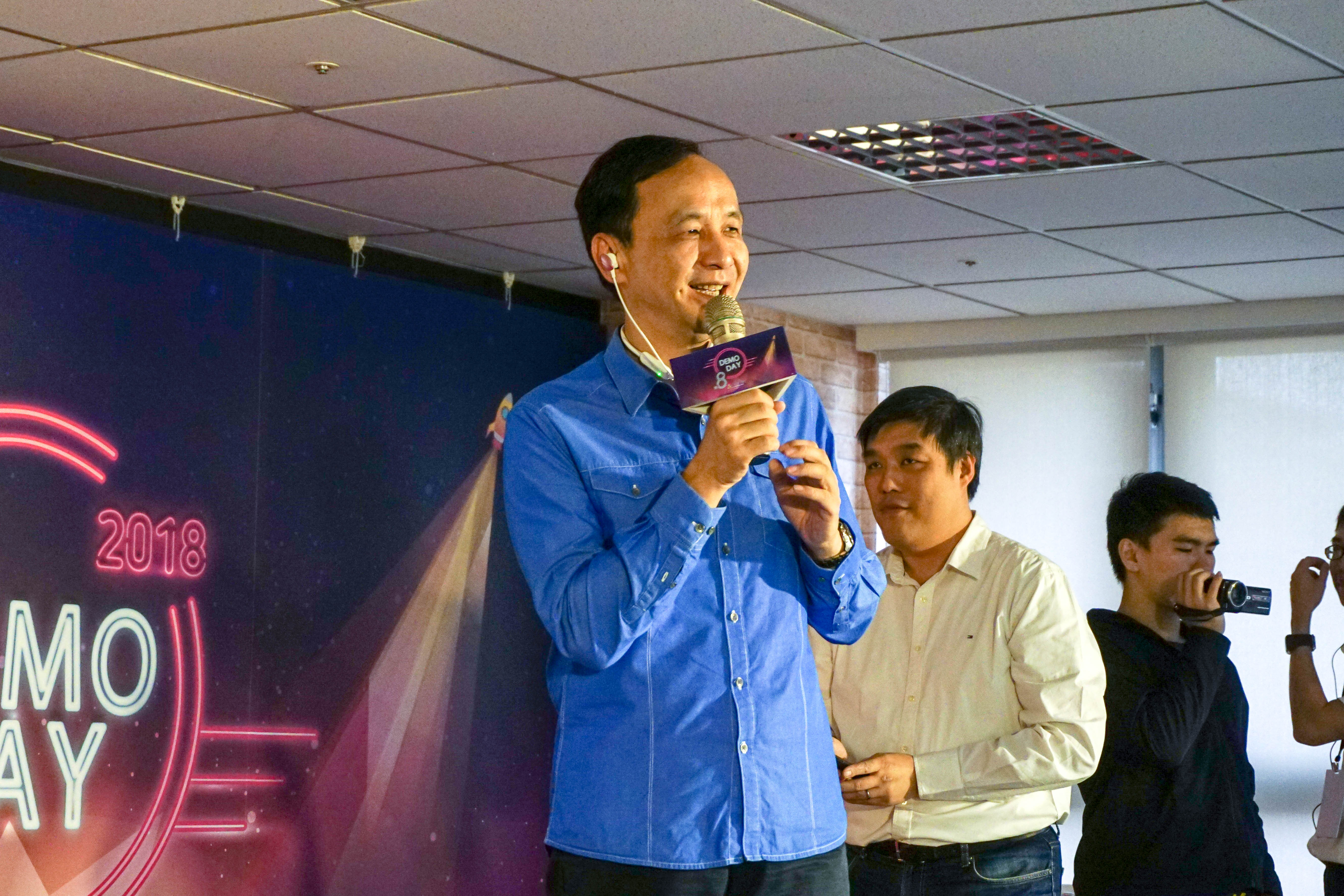 新北市長朱立倫現場體驗創力坊第8期團隊悅動聯網開發的「離線串流音樂播放器」