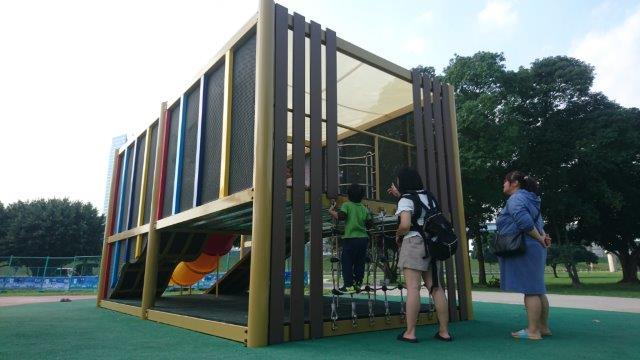 貨櫃屋的方式創造小型遊玩空間
