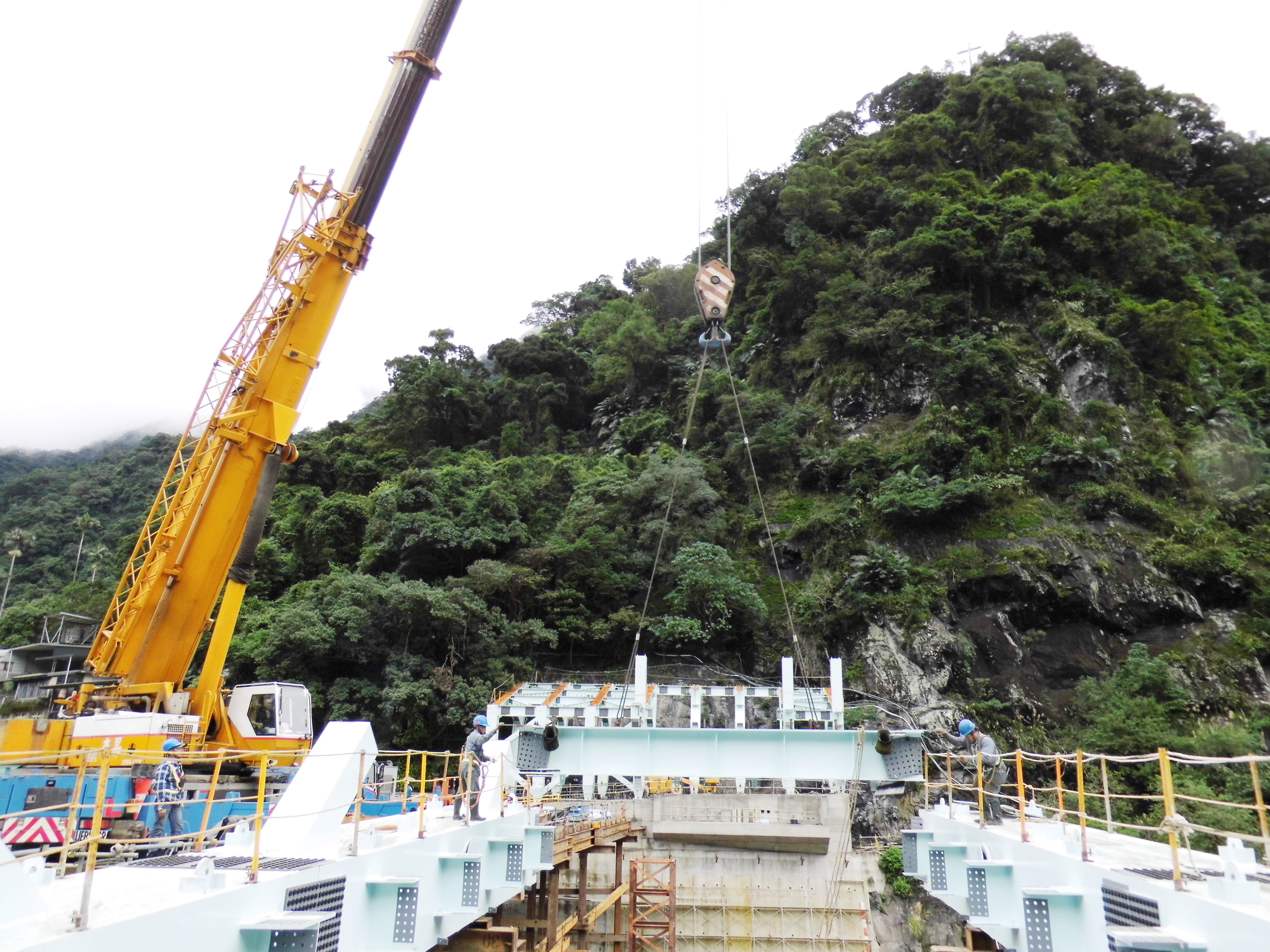 覽勝橋執行鋼橋吊裝作業