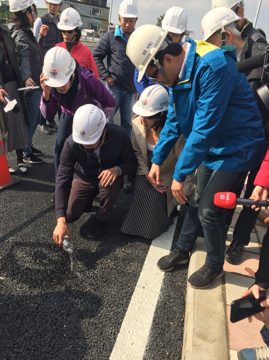 柑城橋採用透水瀝青鋪面，市長倒下水之後立即被吸收