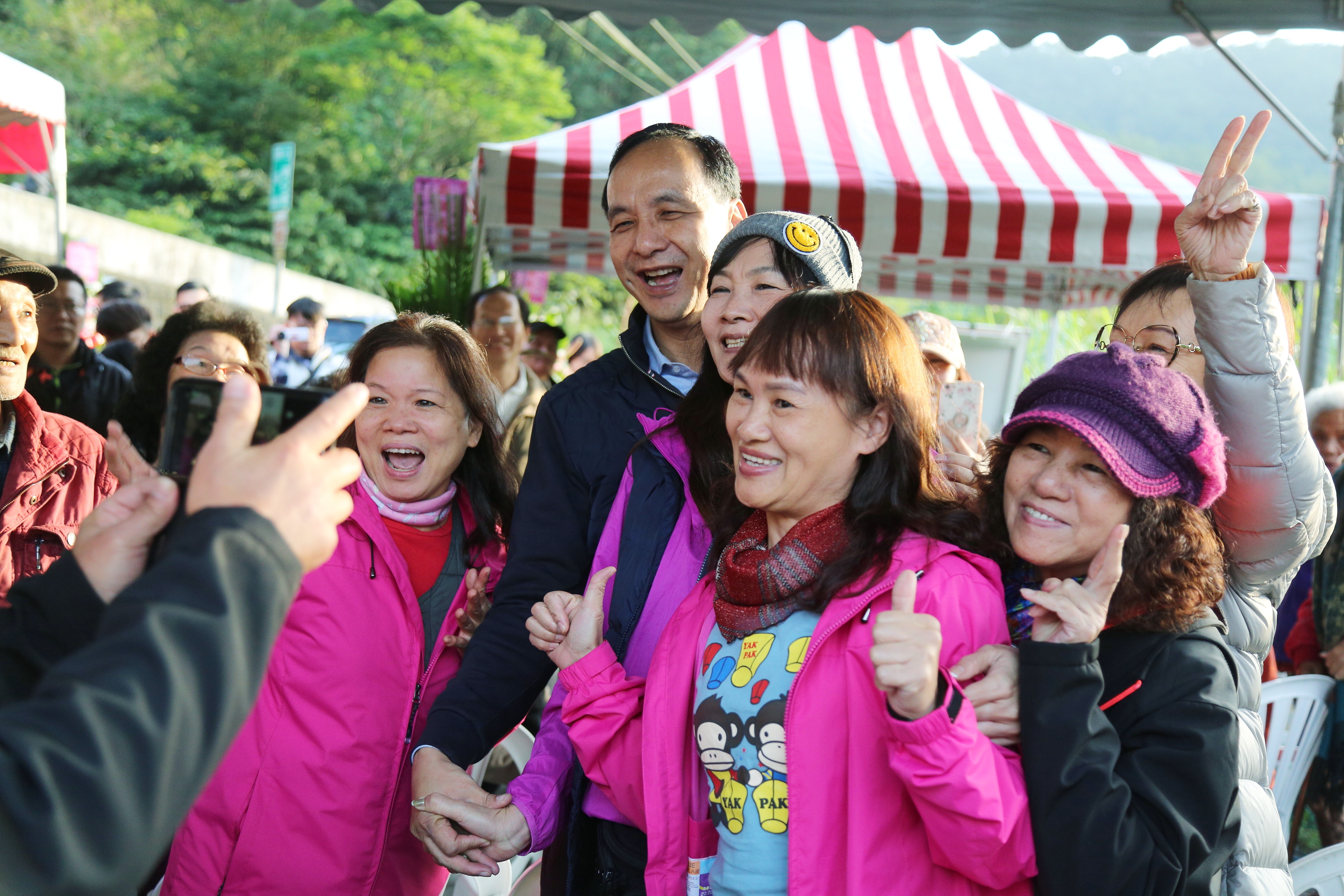 朱市長出席瑞芳區碩仁里聯外道路興建工程開工動土典禮，與在地鄉親合影留念