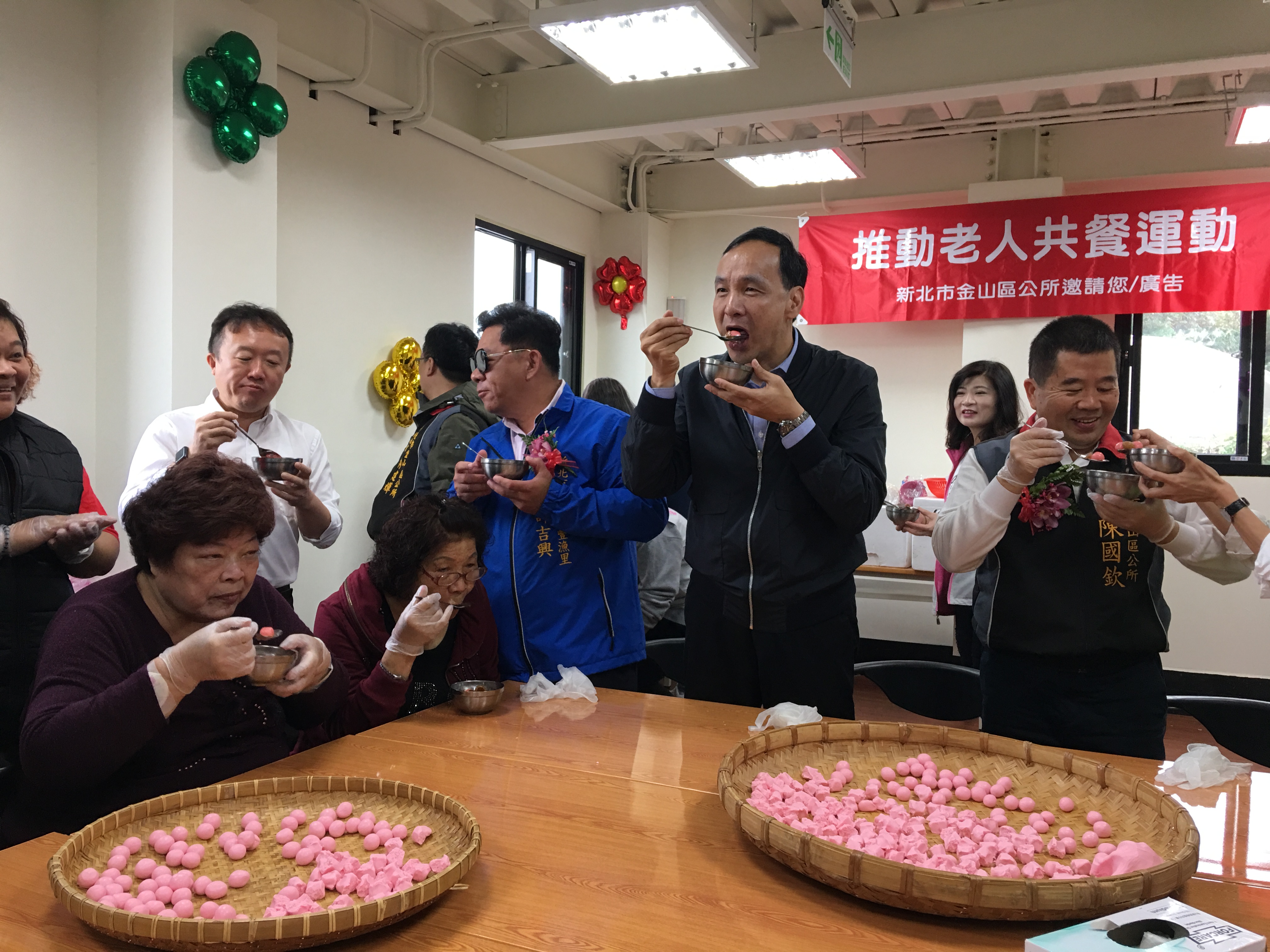 金山豐漁市民活動中心，今(21)日在熱鬧的鑼鼓聲中及舞獅表演下，由市長朱立倫與里長共同剪綵啟用，市長並與在地鄉親一同享用熱呼呼的湯圓歡喜入厝。