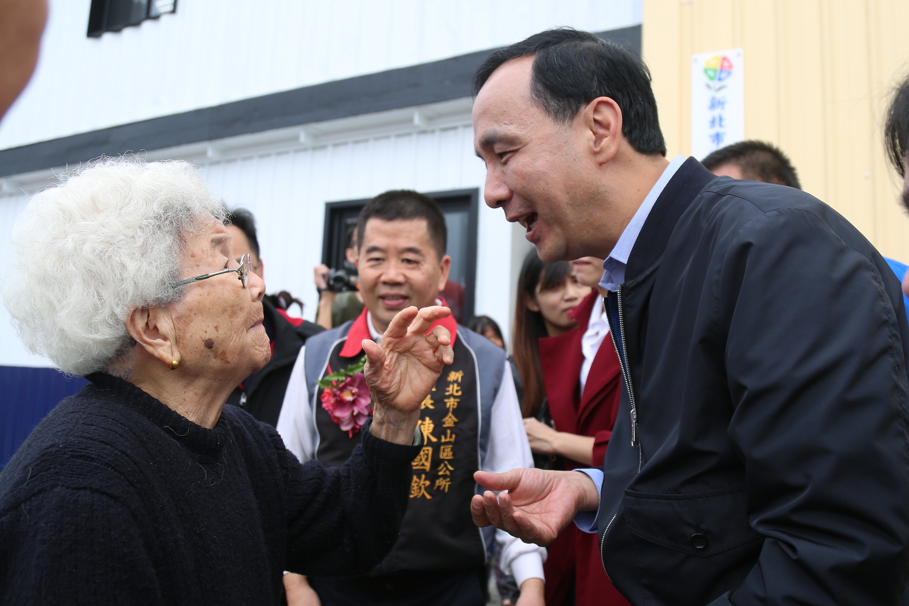 全新的豐漁市民活動中心，採輕鋼構工法興建，浪板質地建材及拿鐵配色的簡約線條，不但為北海岸帶來新的景觀視覺，更達到節能、減廢、自然等循環經濟目標
