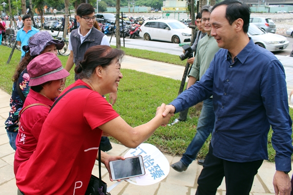 市長親切與民眾握手致意