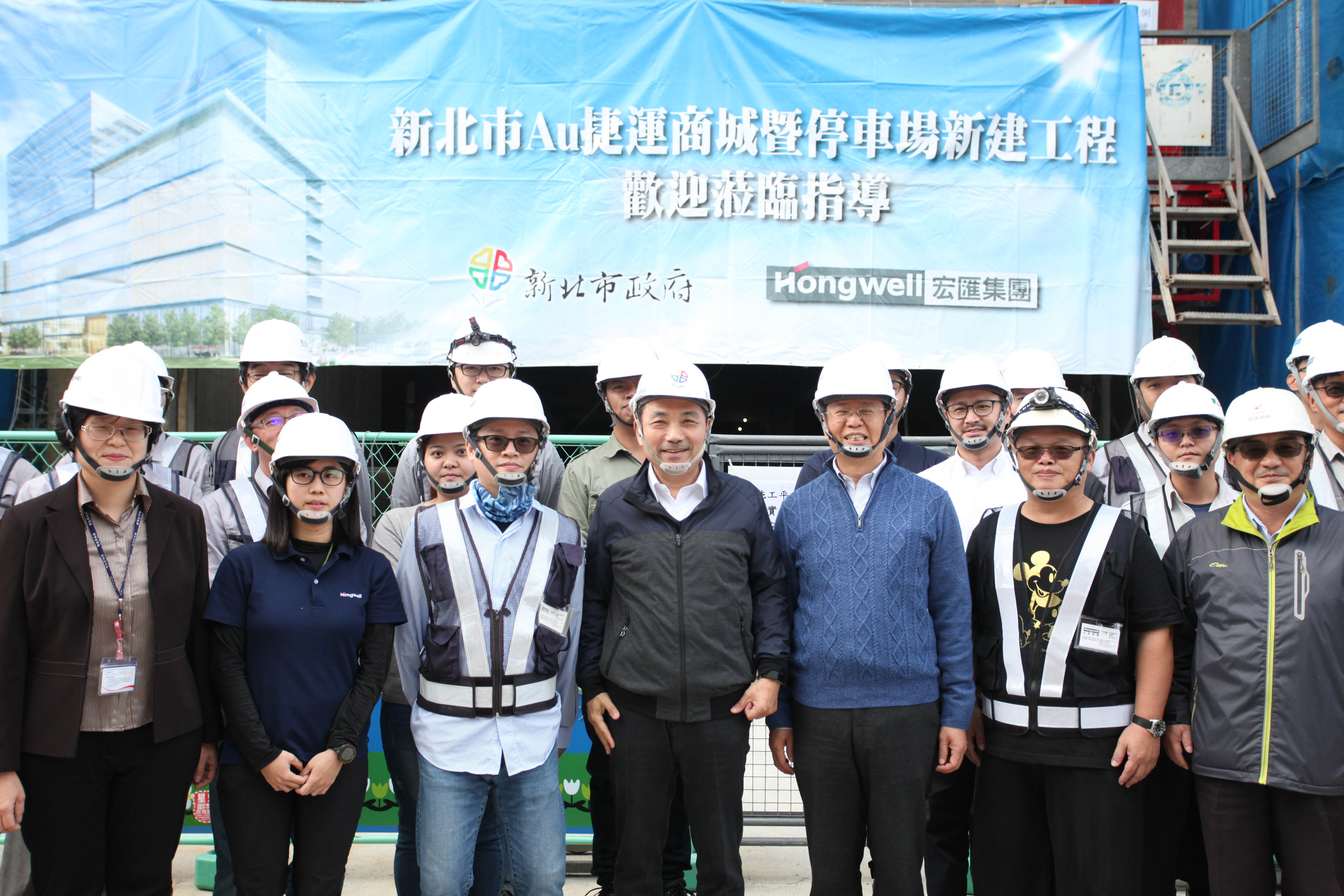 新北市長侯友宜(中)視察新北宏匯廣場工程進度，與會人員合影(中右：宏匯集團總裁黃坤泰)