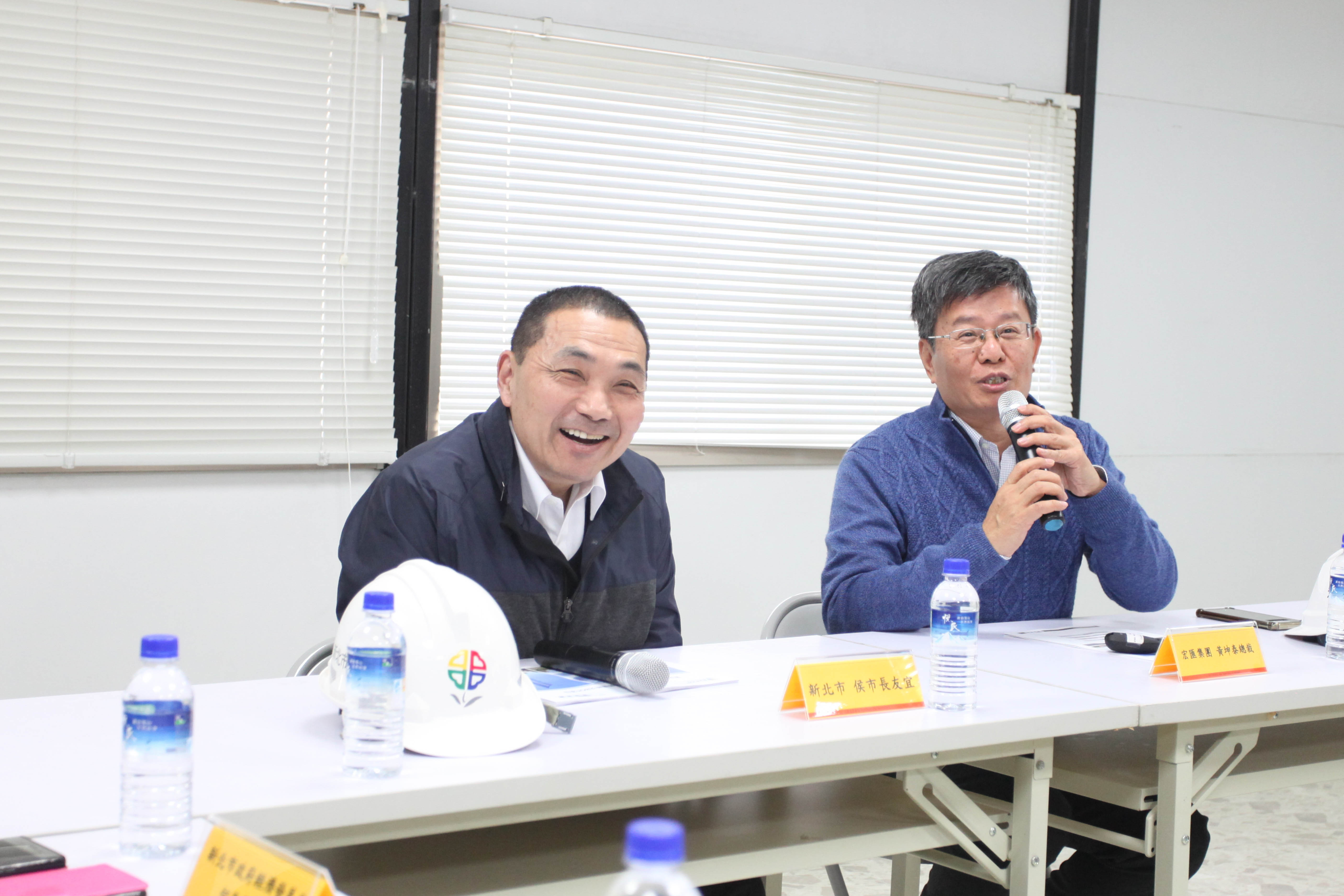 新北市長侯友宜(左)今(8)日視察新北宏匯廣場工程進度，會中致詞並與出席貴賓交流