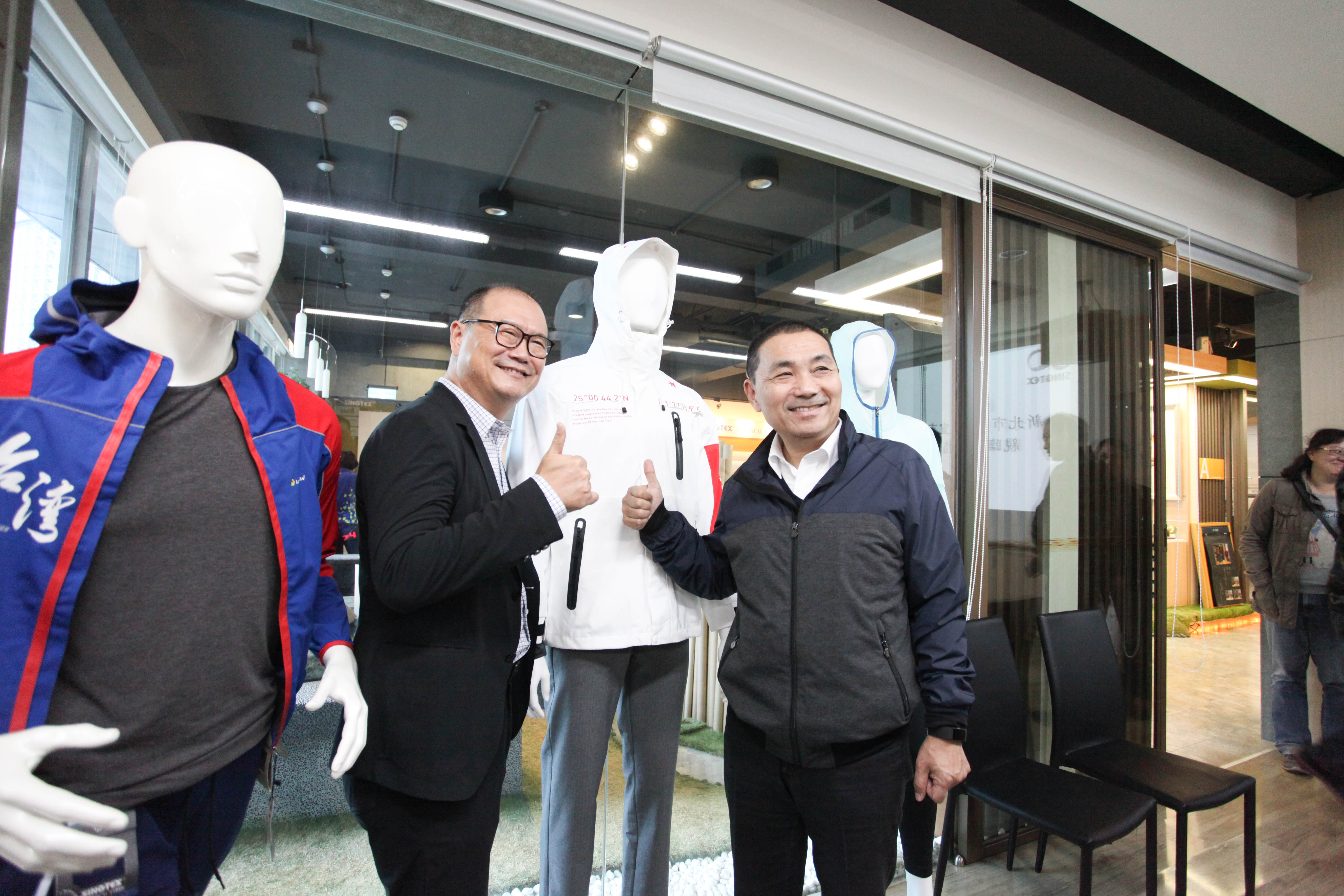 新北市長侯友宜(右)參觀興采實業股份有限公司展示區(左：興采實業董事長陳國欽)