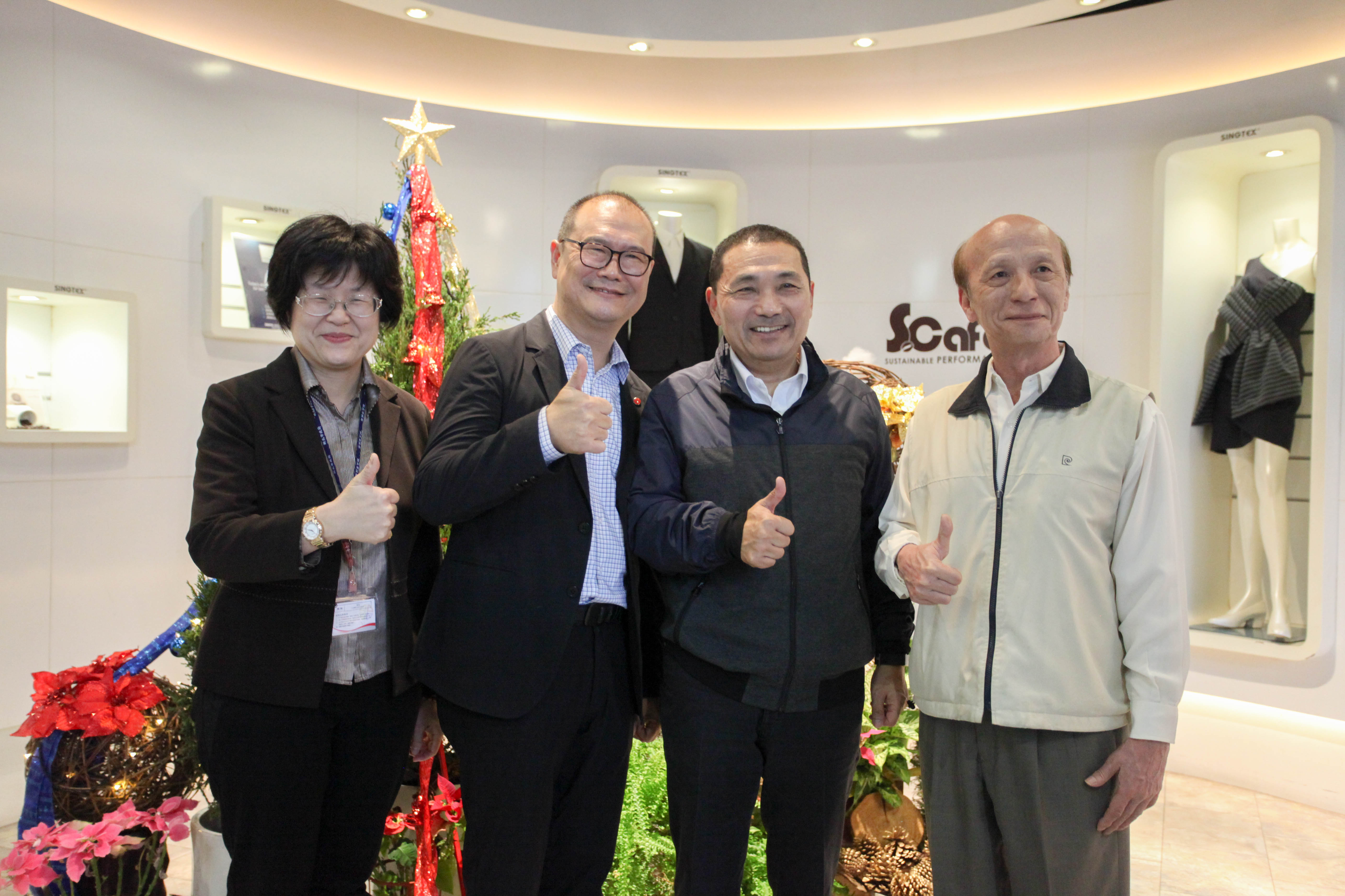 新北市長侯友宜(右2)拜訪興采實業股份有限公司，與會人員合影(左起：經發局長何怡明、興采實業董事長陳國欽)