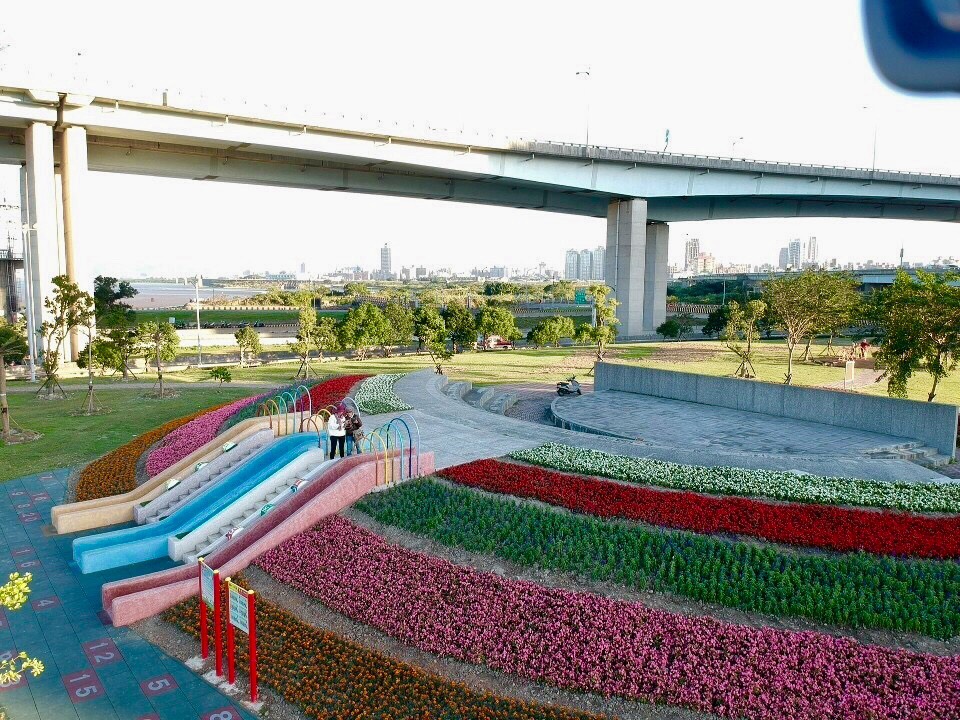 五股區防災體健公園夢幻彩虹溜滑梯