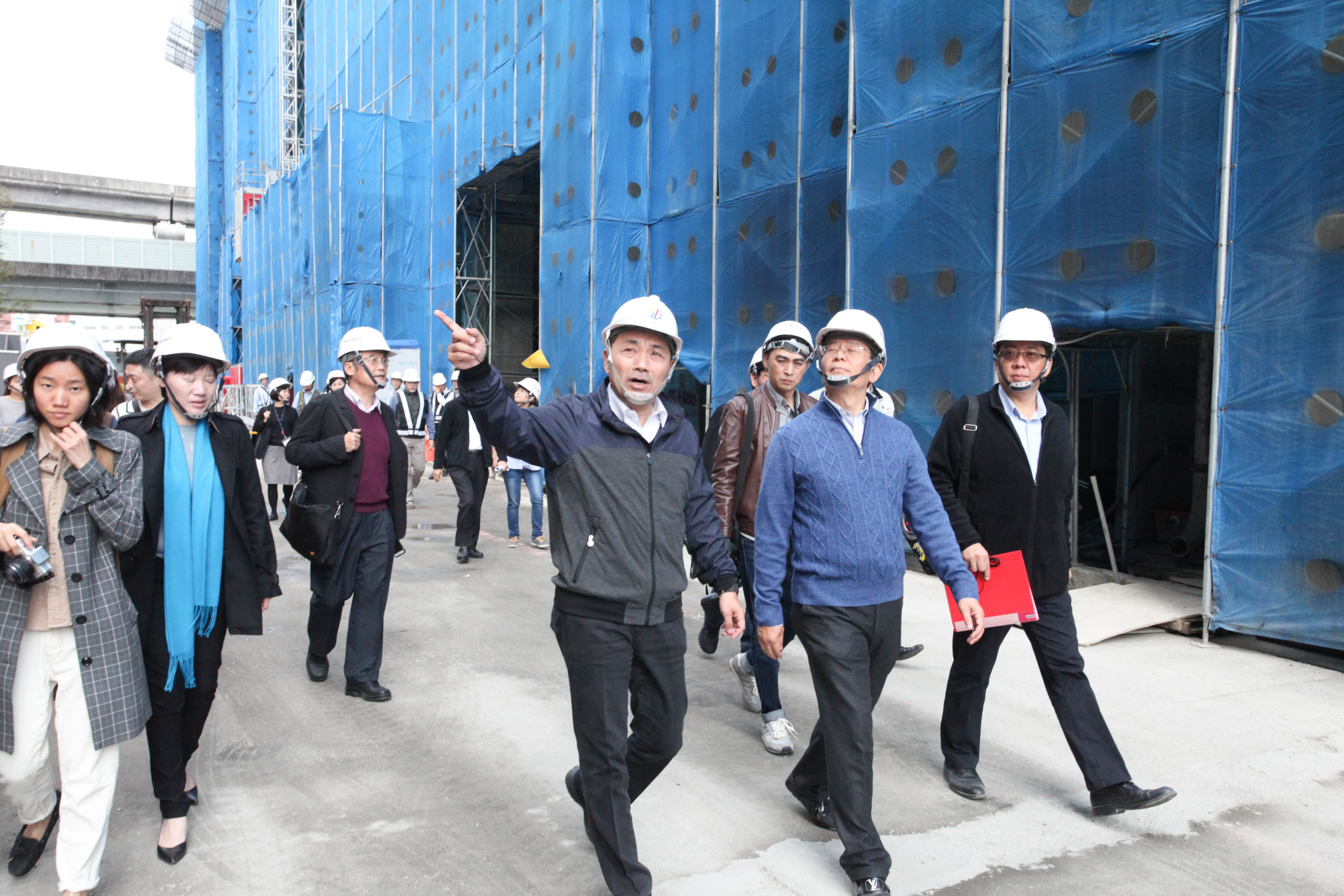 新北市政府推出「招商一條龍」及「投資任意門」二大策略全力拼經濟(圖為新北市長侯友宜視察新北宏匯廣場施工實況)