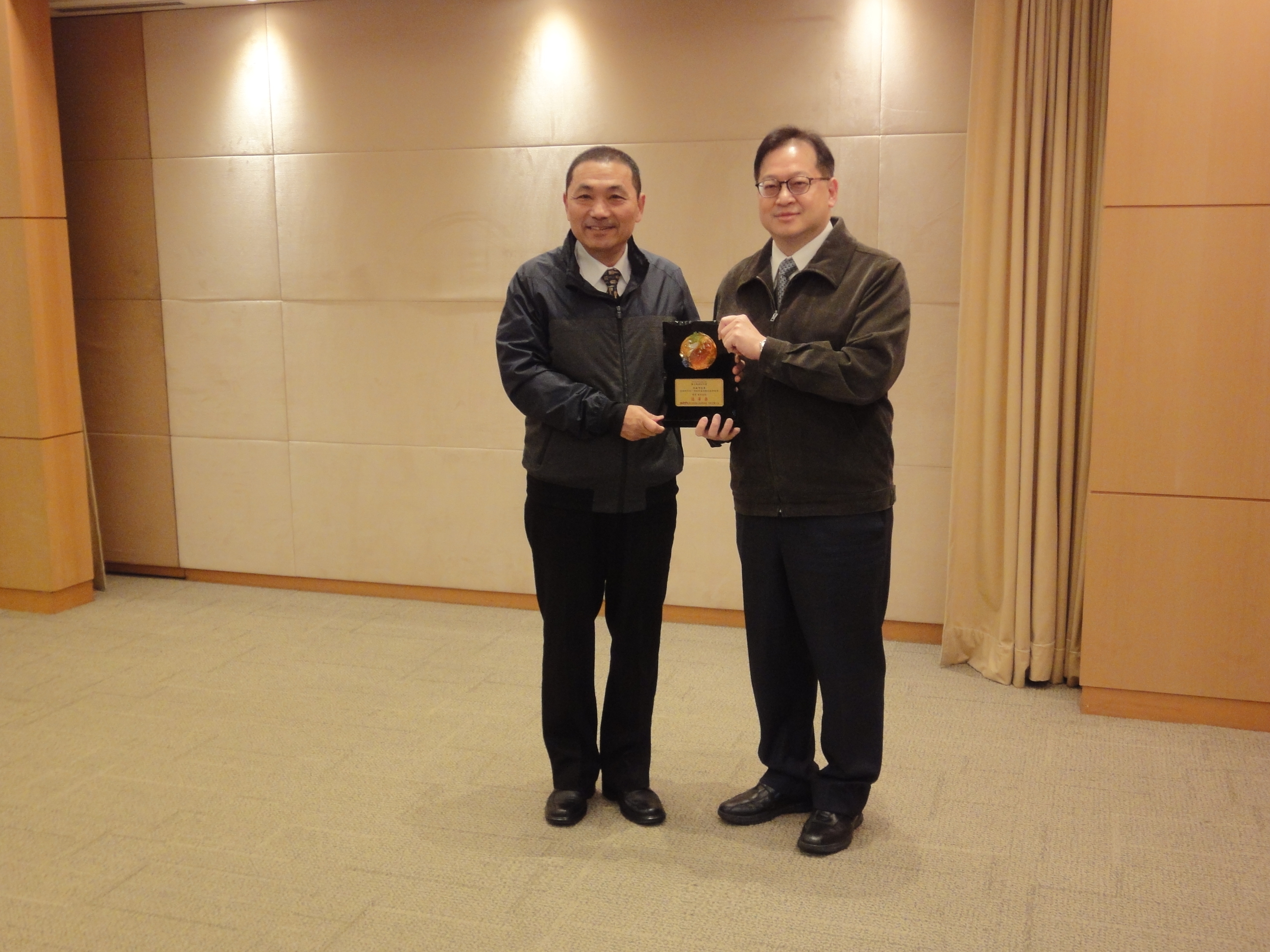 本府榮獲第二屆數位服務創新獎(DTA Awards)研考會林主委於市政會議獻獎