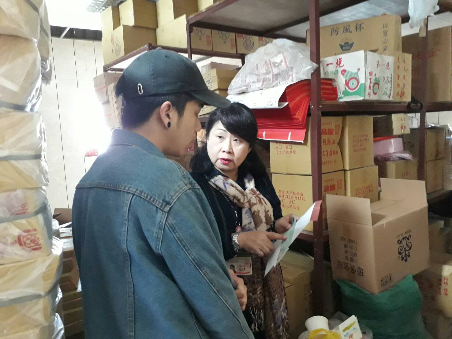 救助科長石玉麗〈右〉親送善款給林姓男子