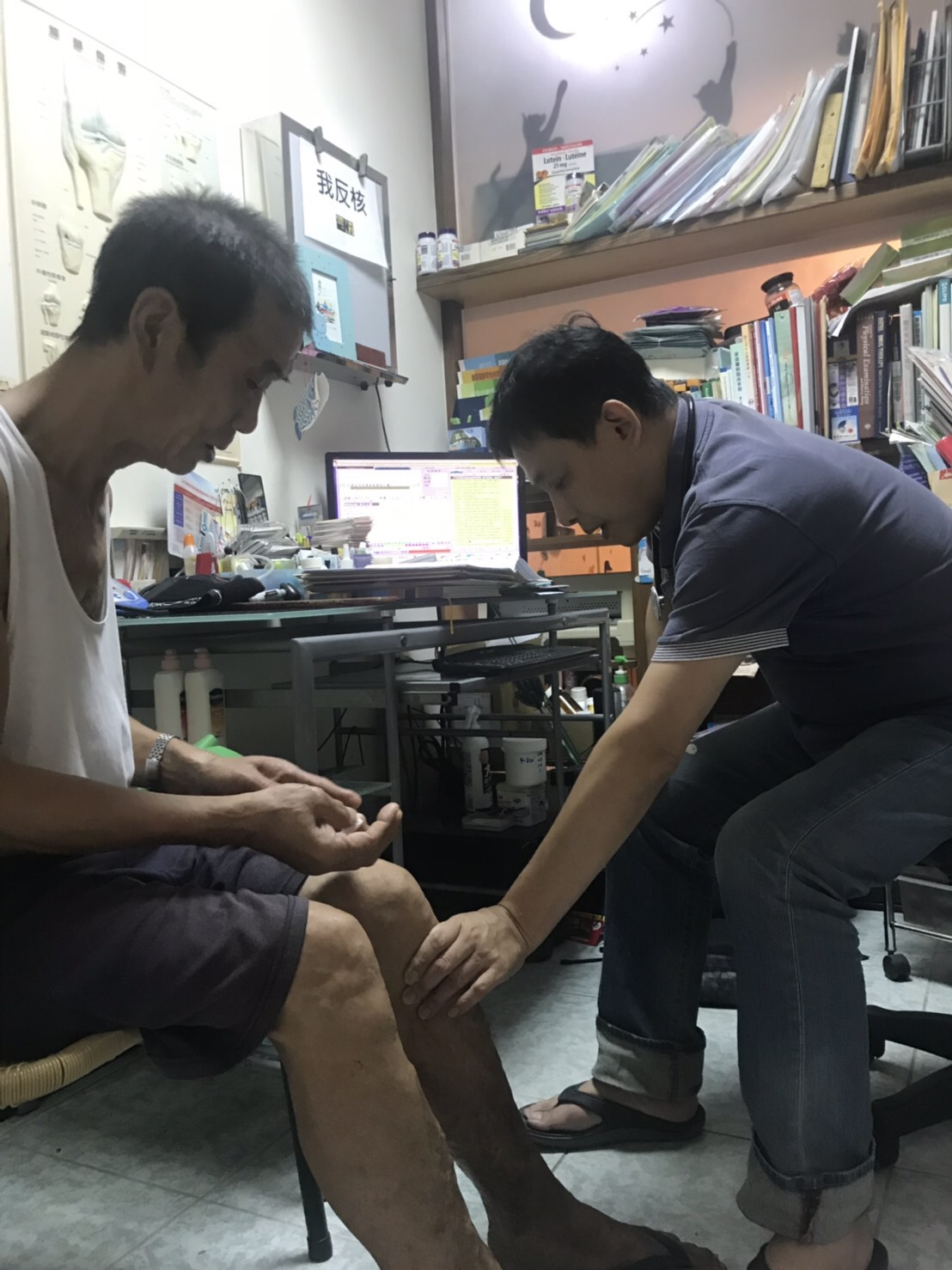 章殷超醫師(右)為老街居民看診的身影
