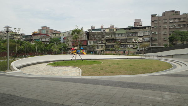 03公園活動中心前小花園照片
