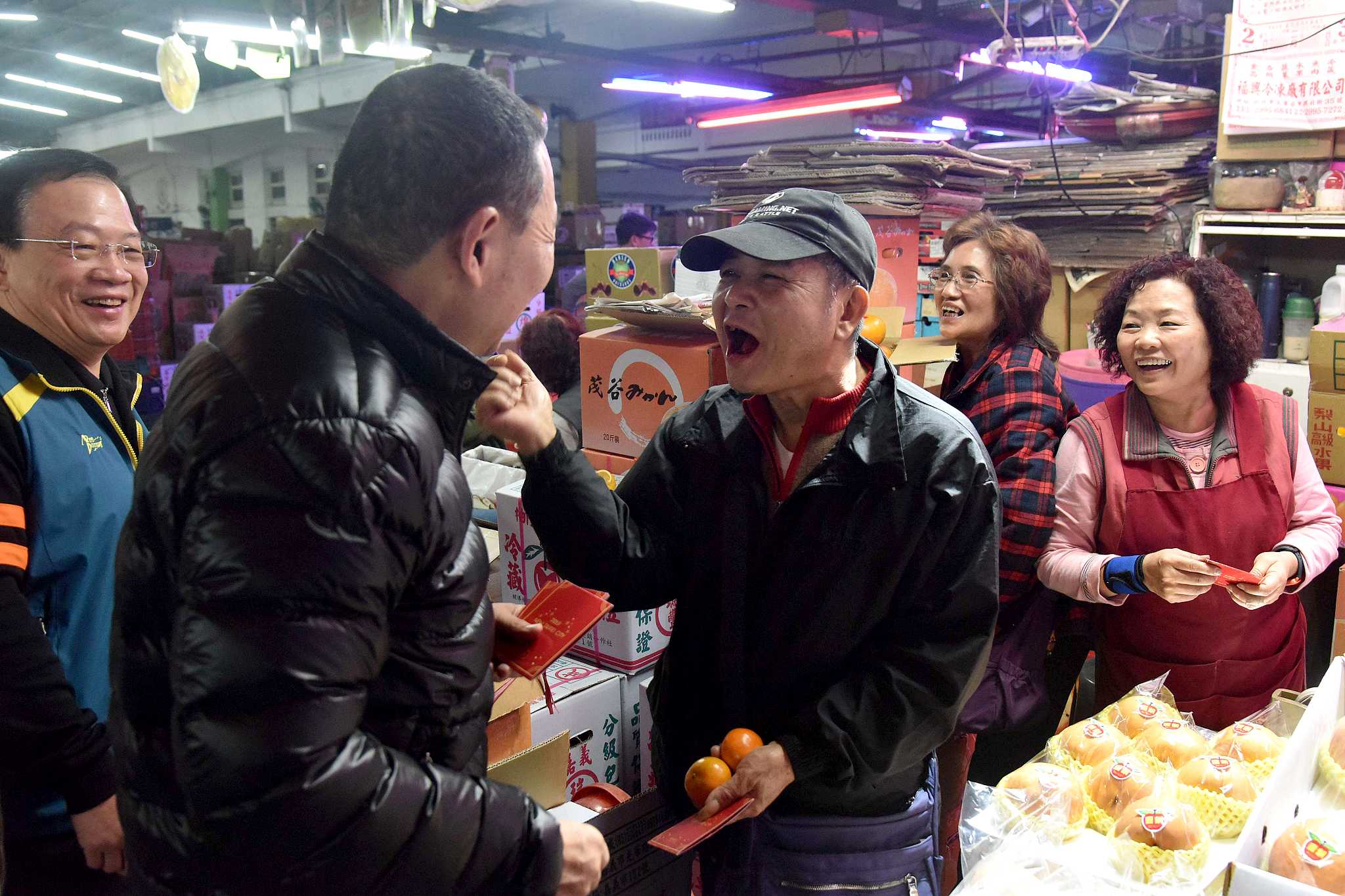 春節前夕，侯友宜市長訪視三重果菜批發市場，祝攤商們諸事大吉財源廣進。