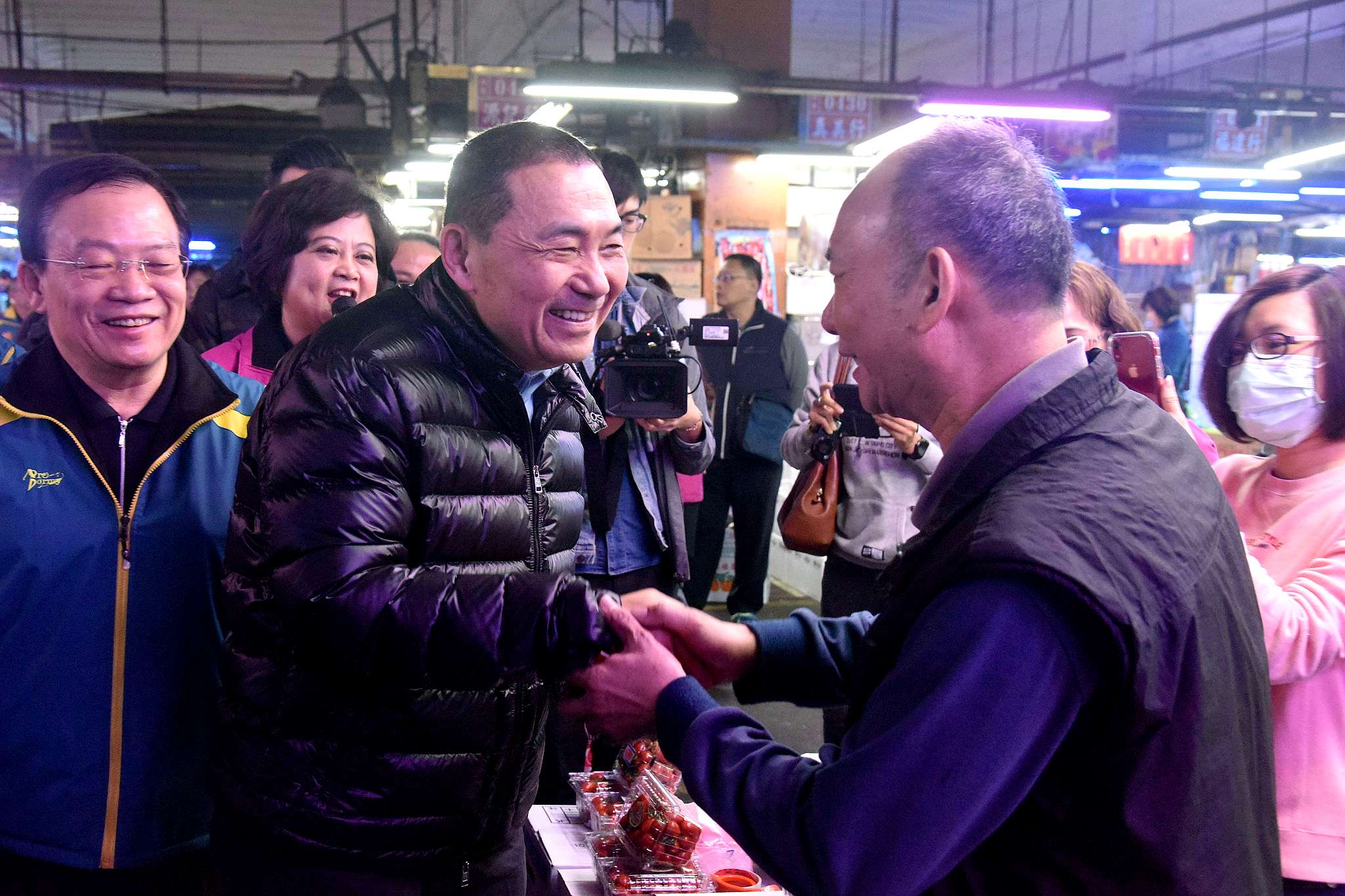 侯友宜市長清晨五點到三重果菜批發市場，向攤商們發紅包拜早年。