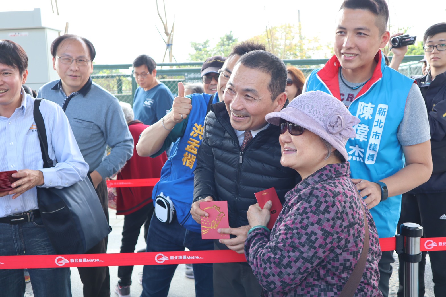 侯市長於淡海輕軌紅樹林站發送福袋