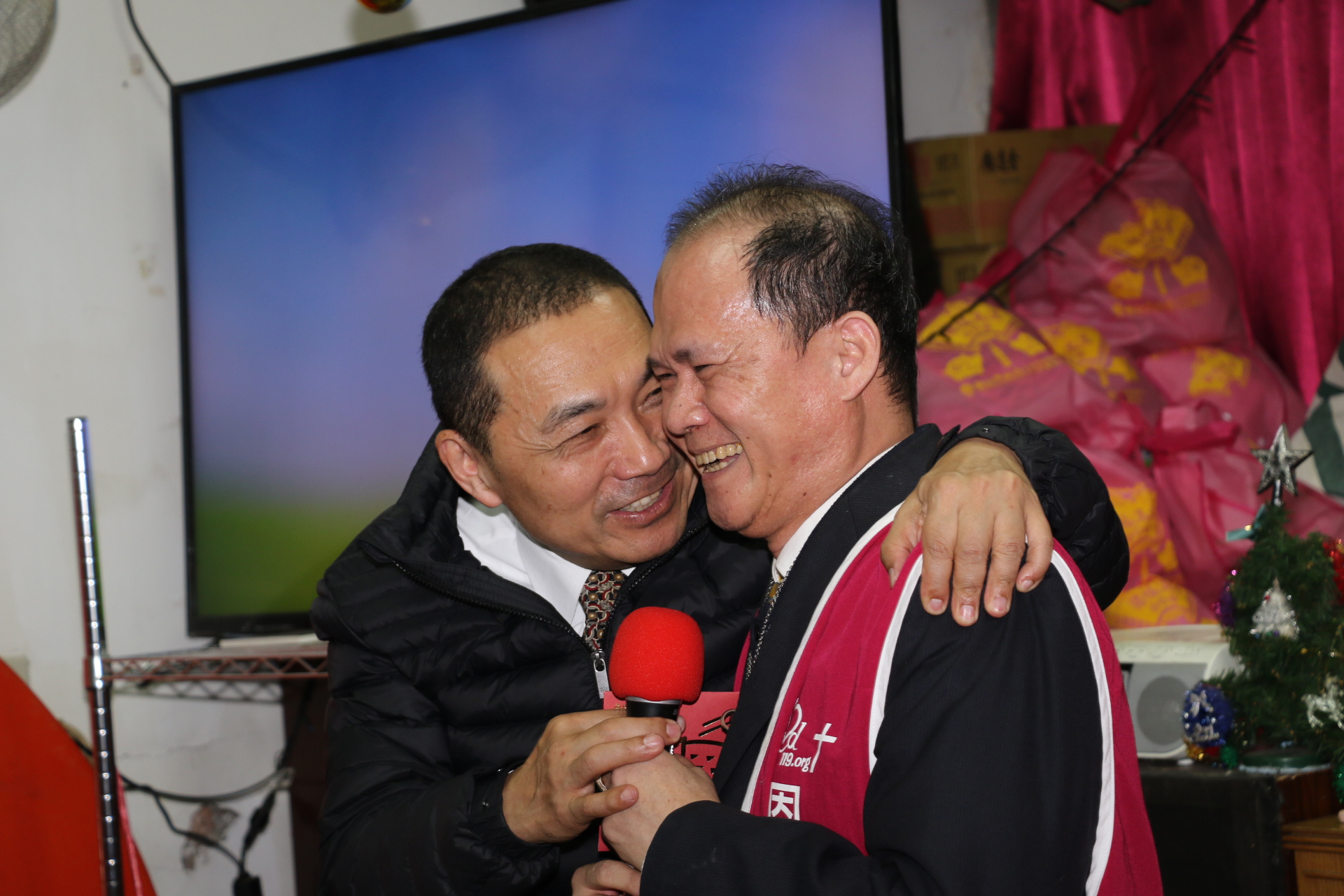 對於同是警察子弟的李明義傳道長期關懷弱勢  侯友宜特別的感謝