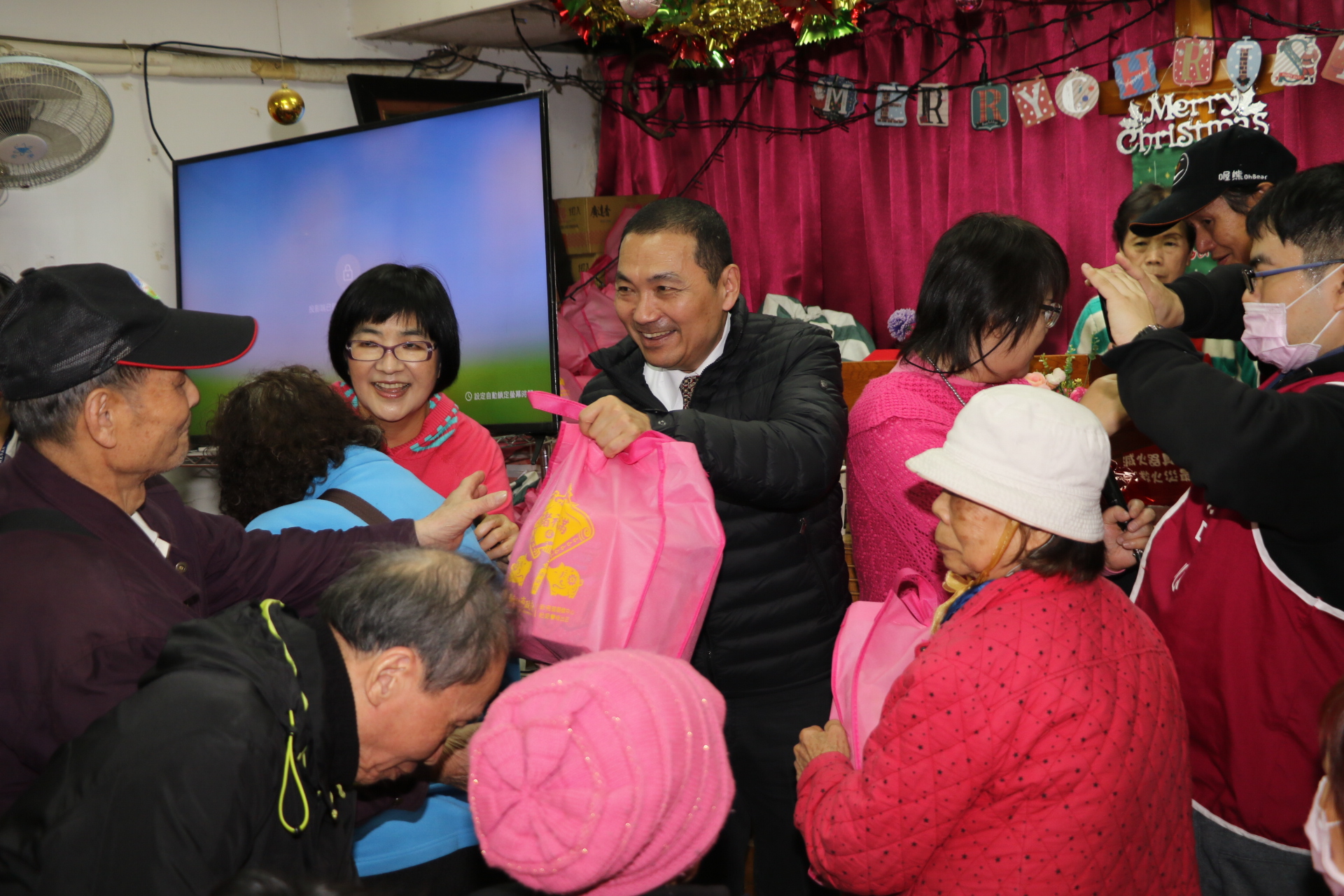 侯友宜到板橋恩友中心致贈福袋和平安袋給民眾