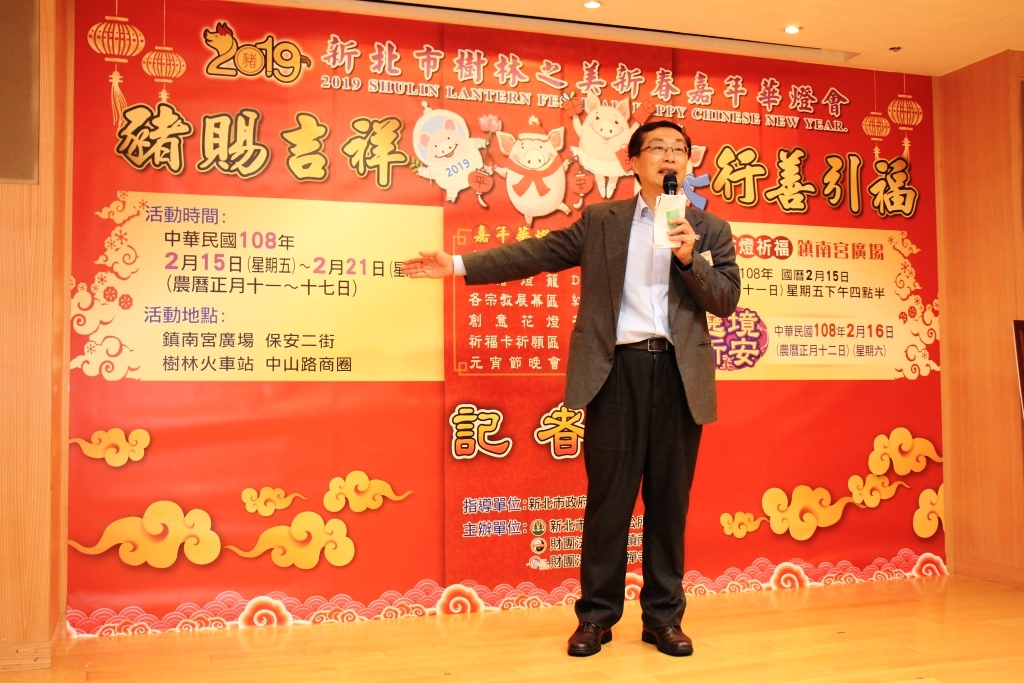 樹林區長陳奇正向大家介紹燈會特色