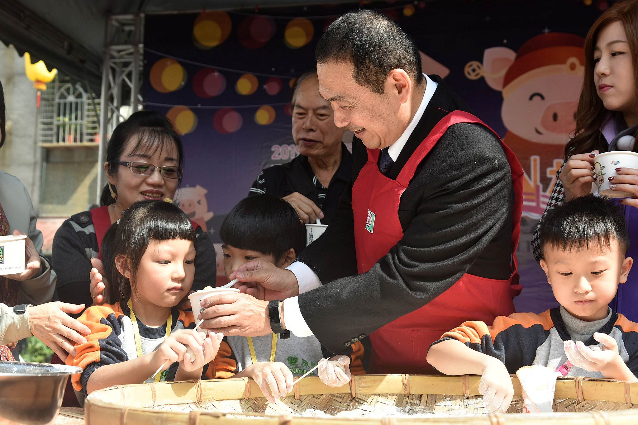 侯友宜市長與小朋友一同製作小豬造型元宵