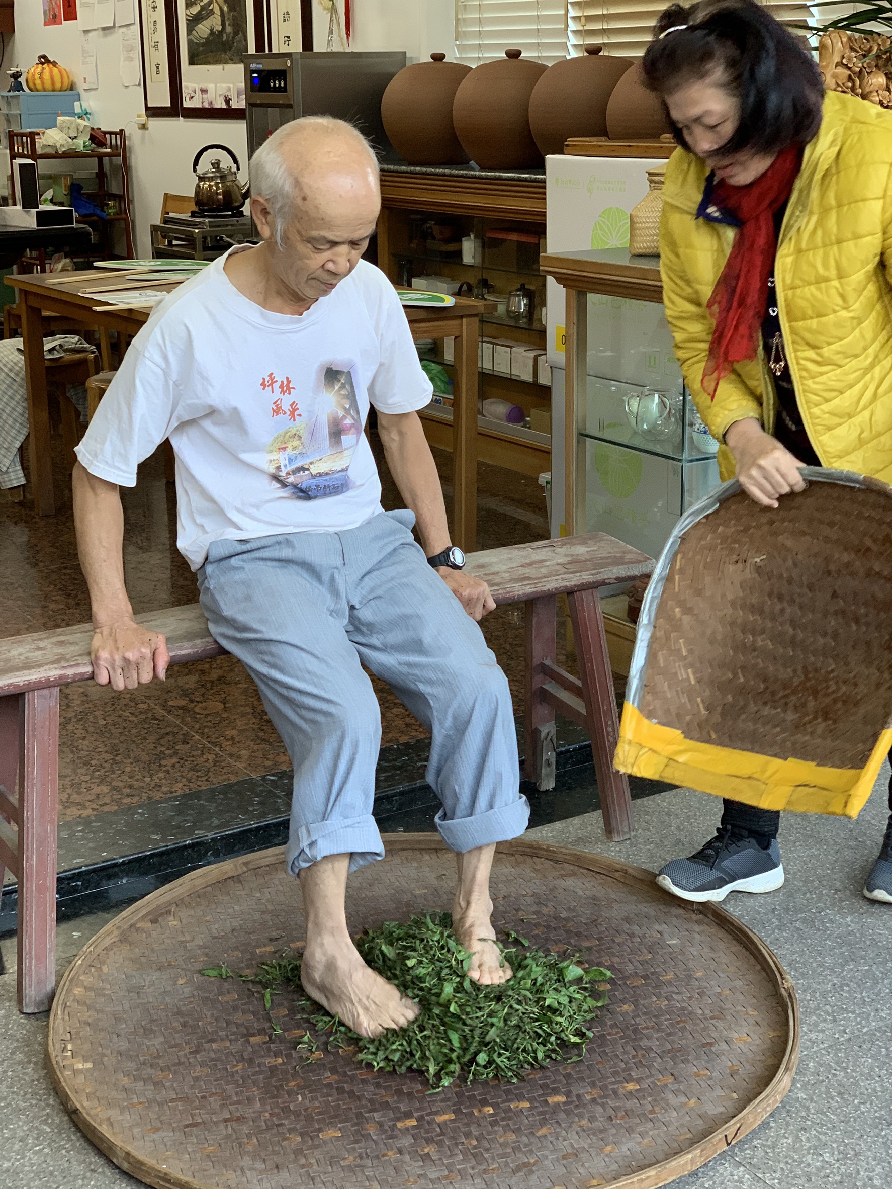 陳金枝先生示範古早柔茶技術
