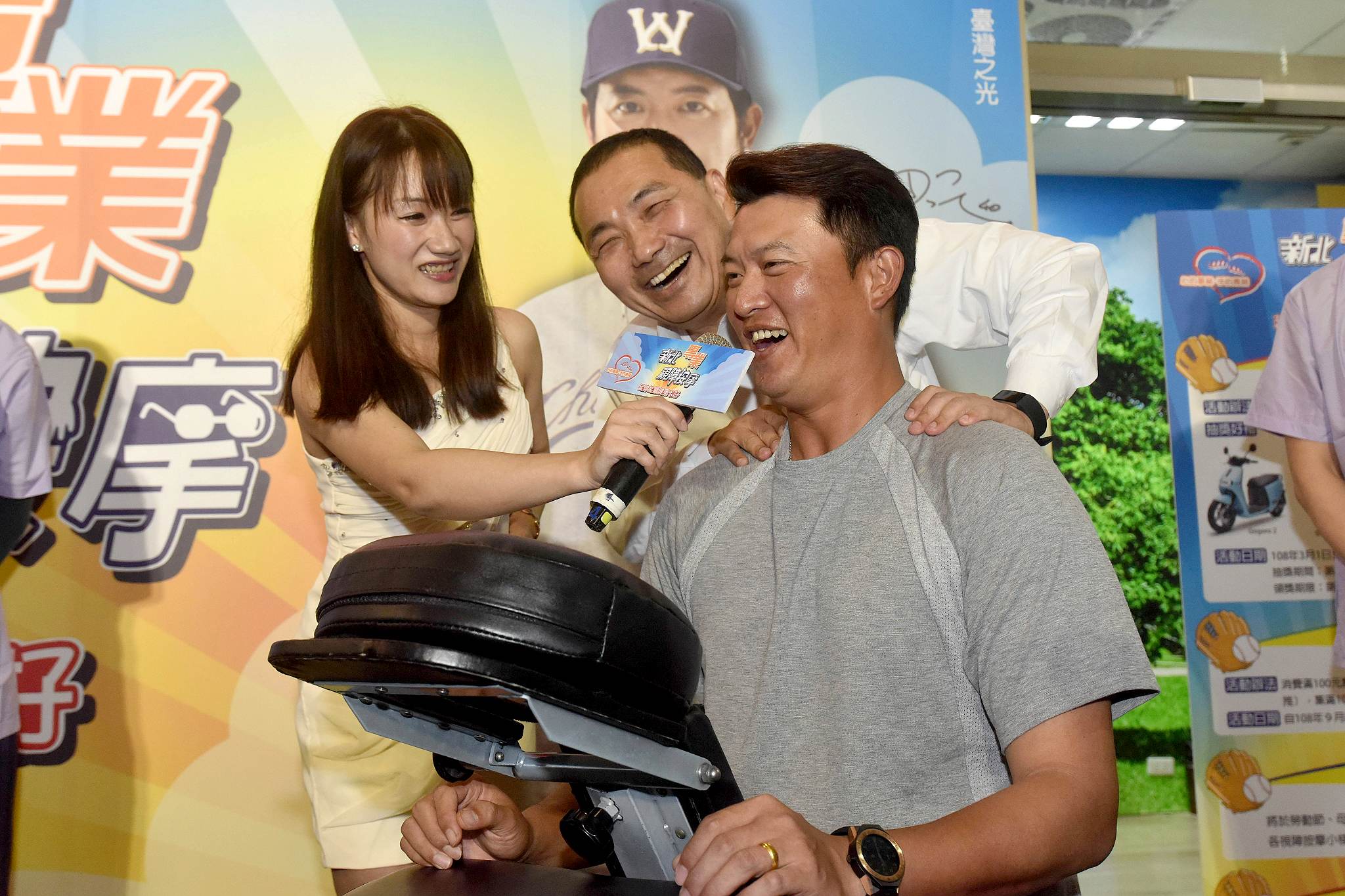 活動現場，侯市長也興起為王建民按摩