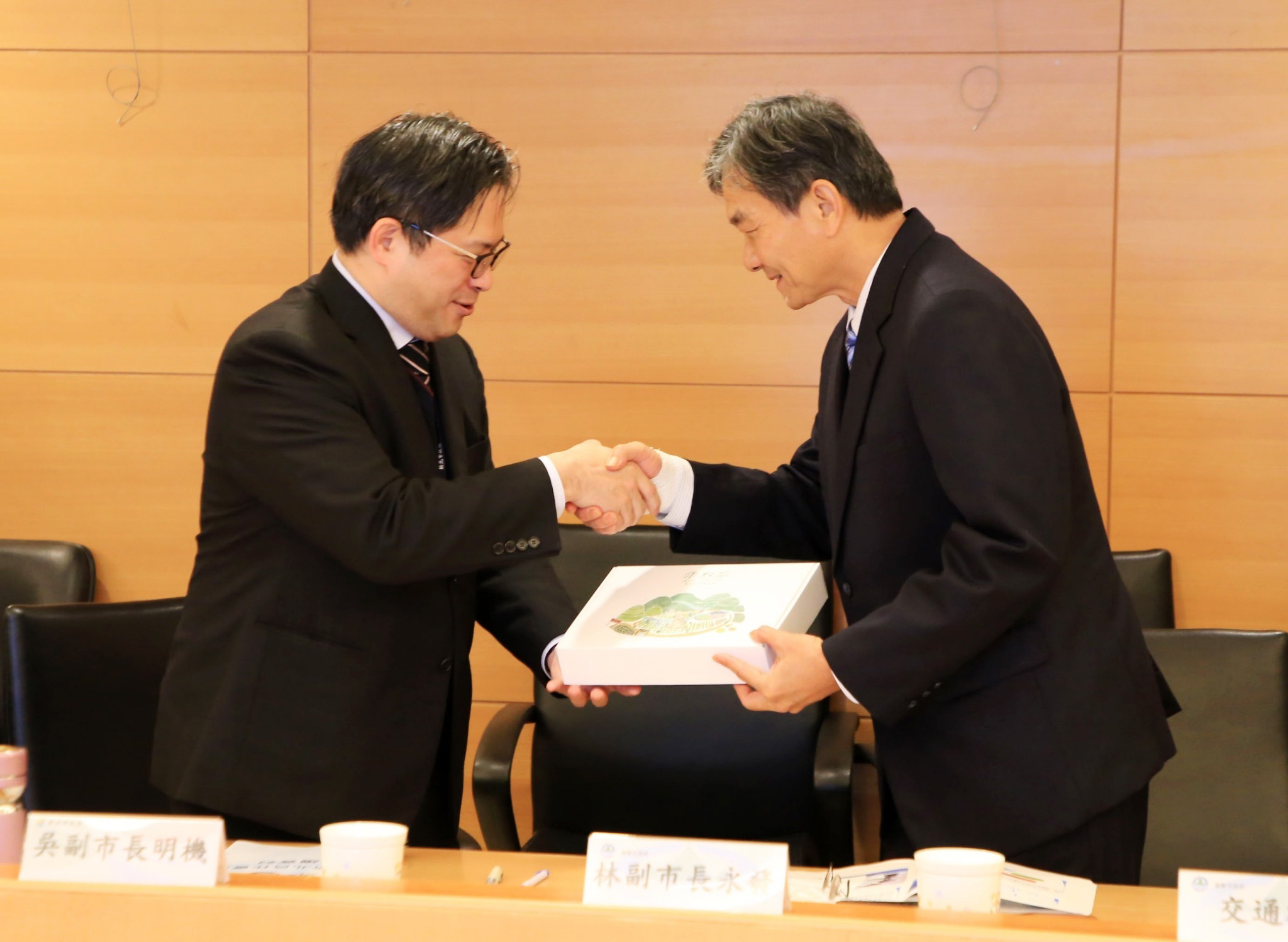 新北市吳明機副市長與基隆市林永發副市長互贈伴手禮表達謝意
