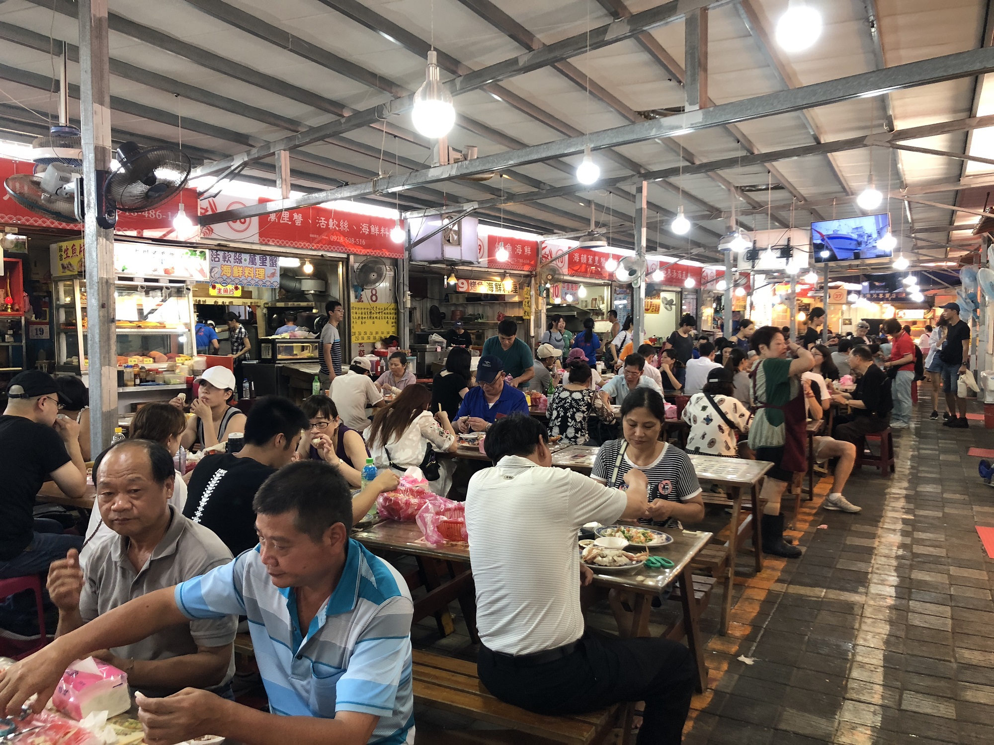 龜吼漁夫市集民眾用餐