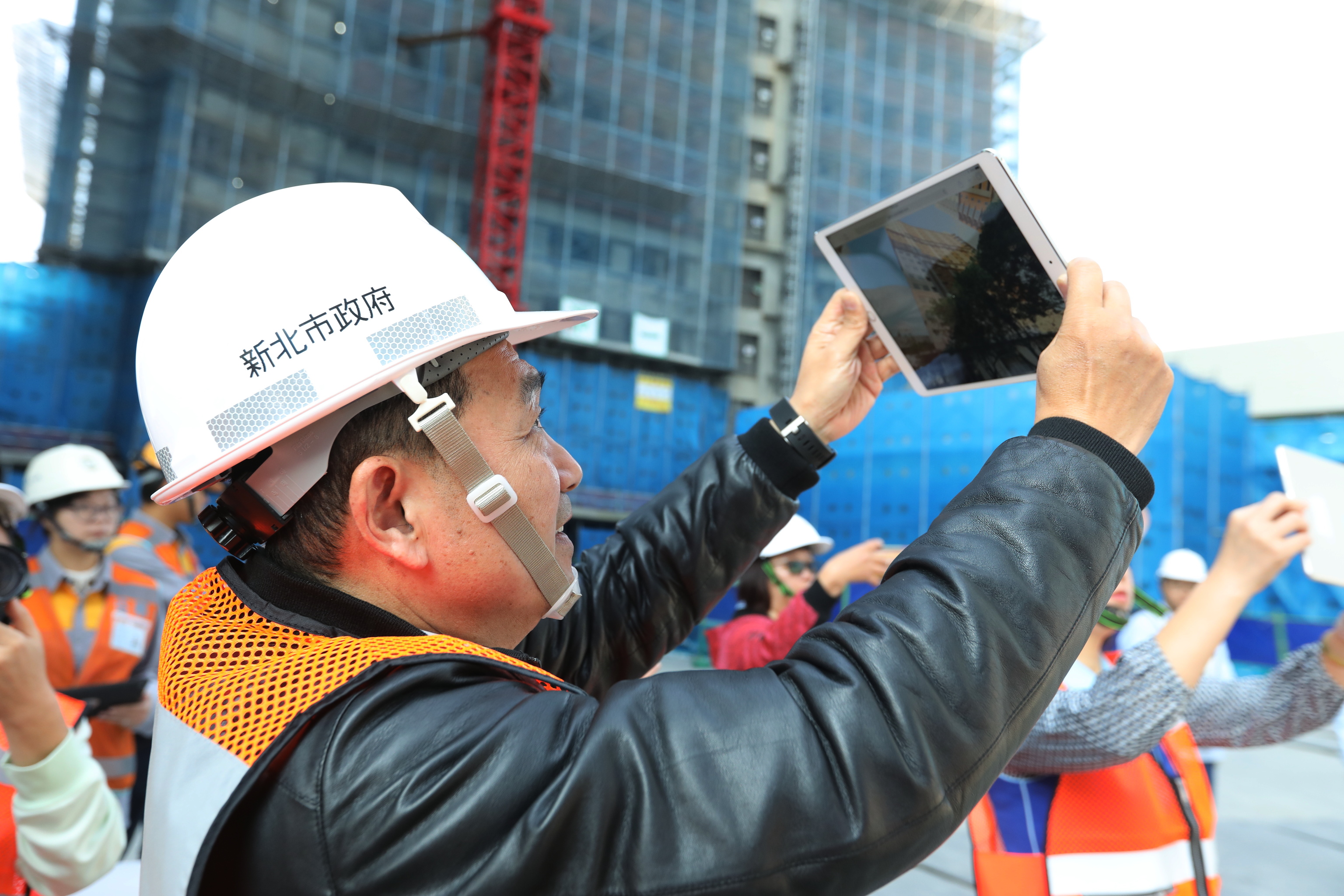 侯市長體驗VR實境導覽社會住宅，搶先欣賞黃金級綠建築