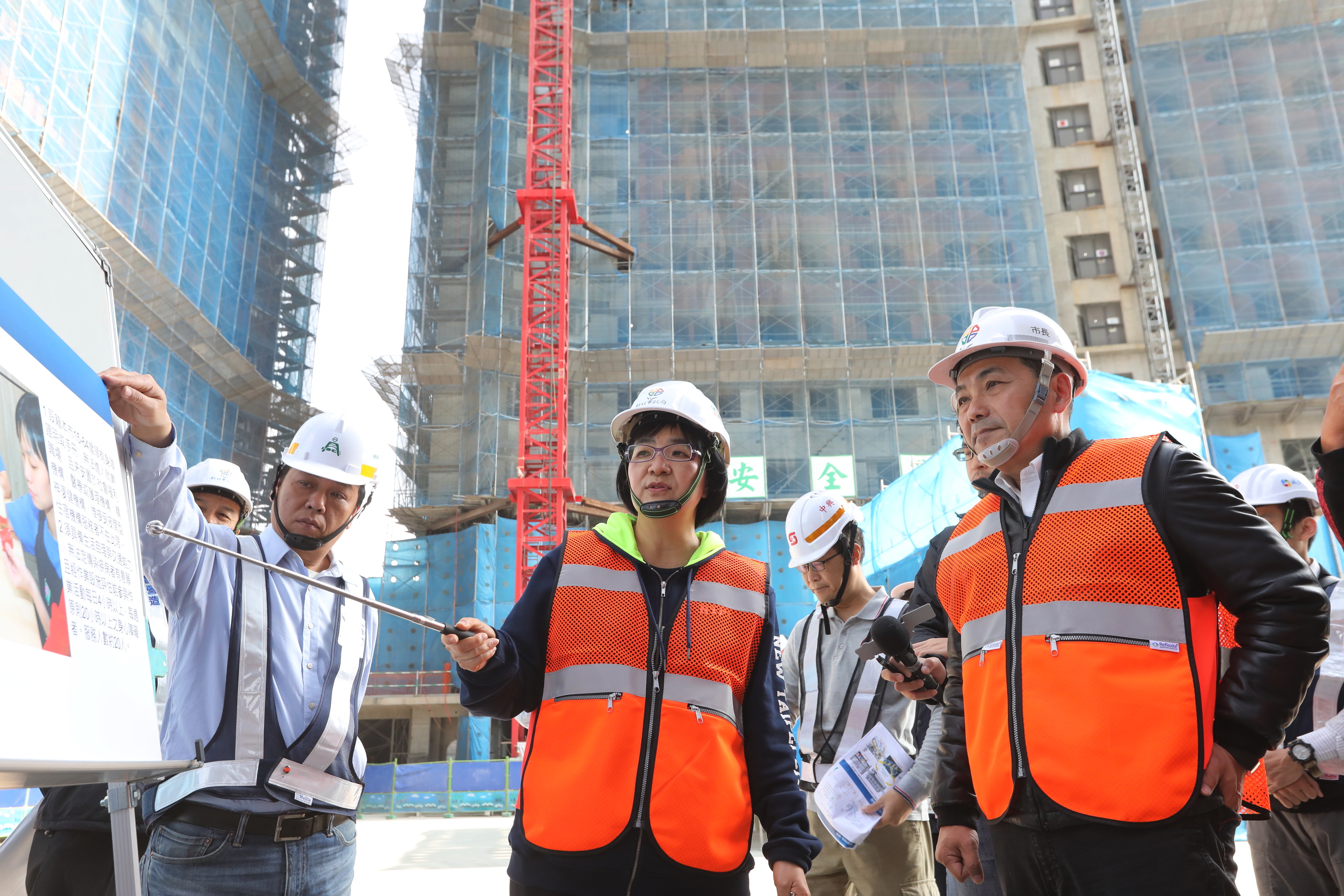 新店區中央新村北側青年社會社宅新建工程視察，侯市長聽取社會局長報告社會福利設施空間