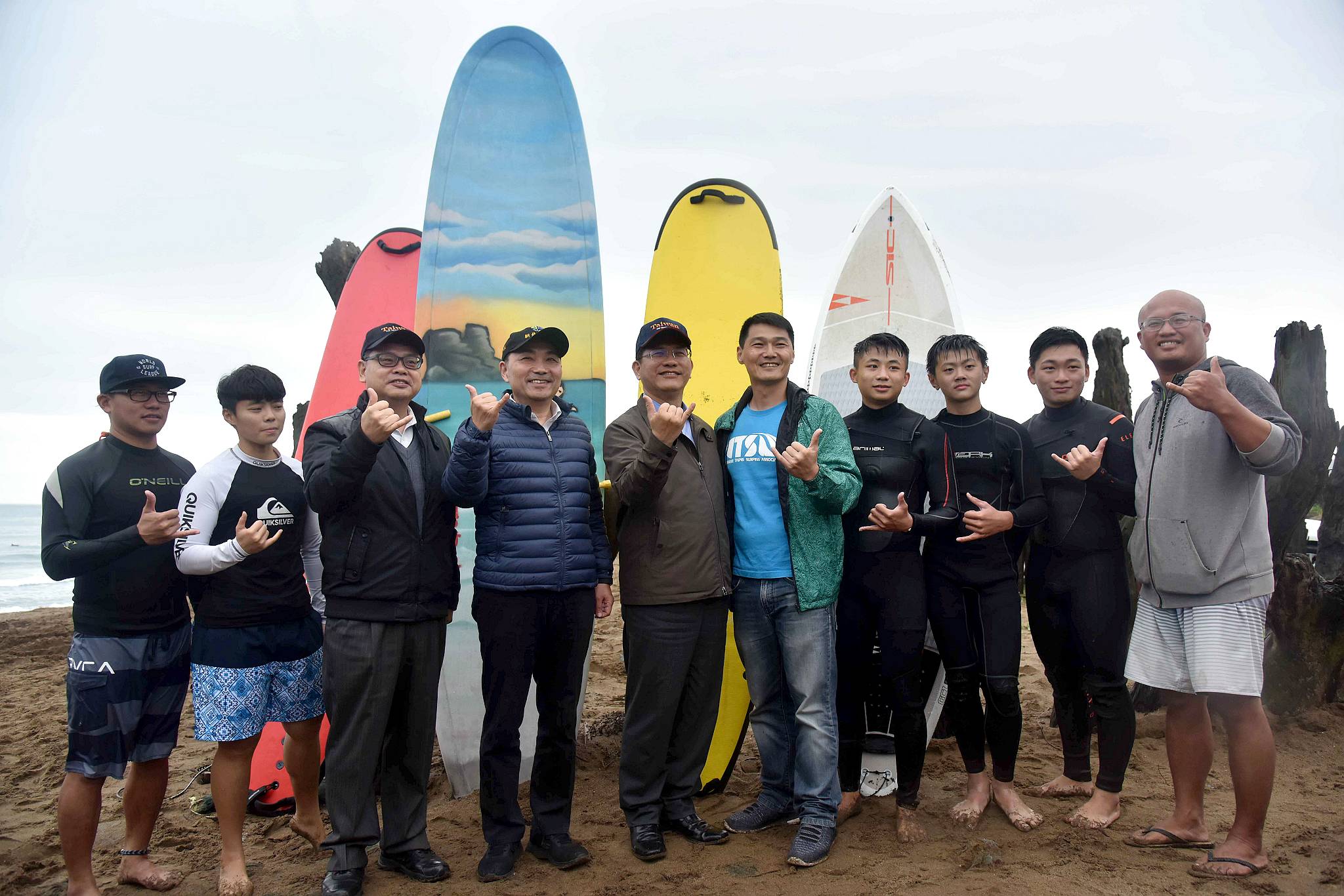 與金山中角沙珠灣衝浪好手合影