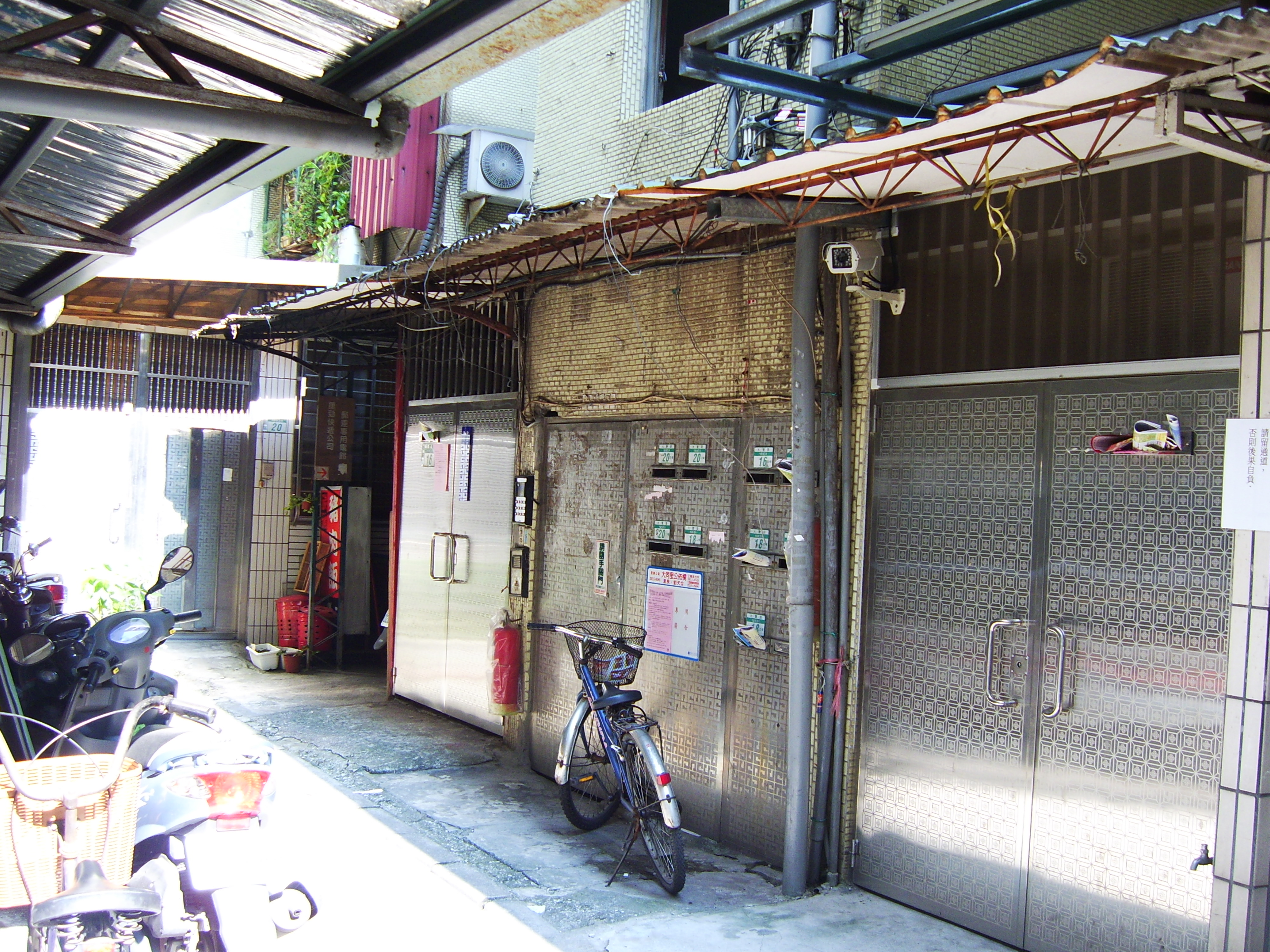 現況有部份違章建物