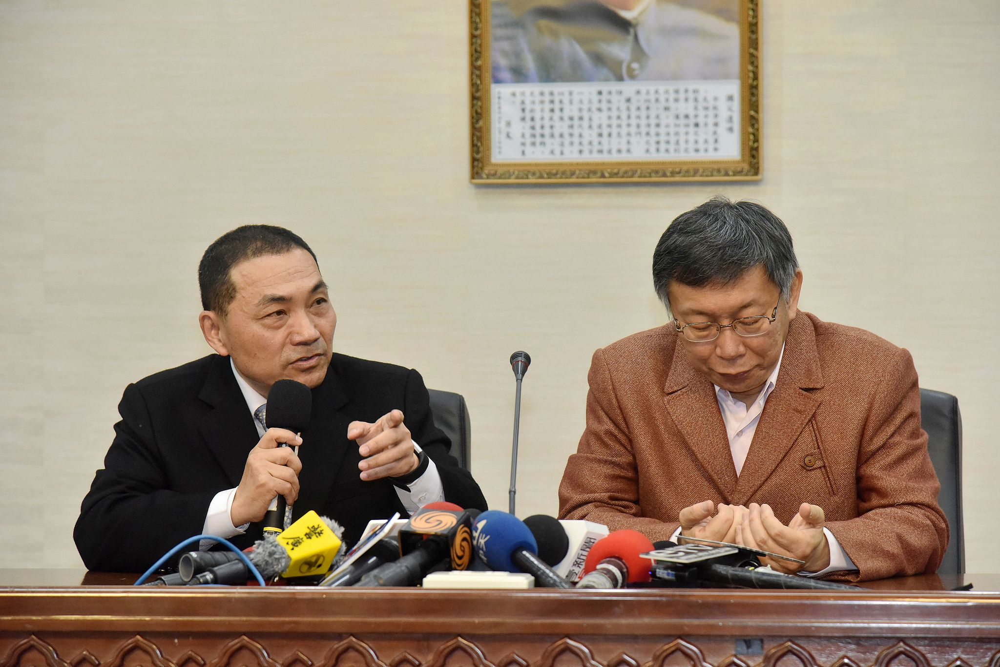 針對淡北快速道路、雙北垃圾袋、聯合醫院、防毒等議題進行商談