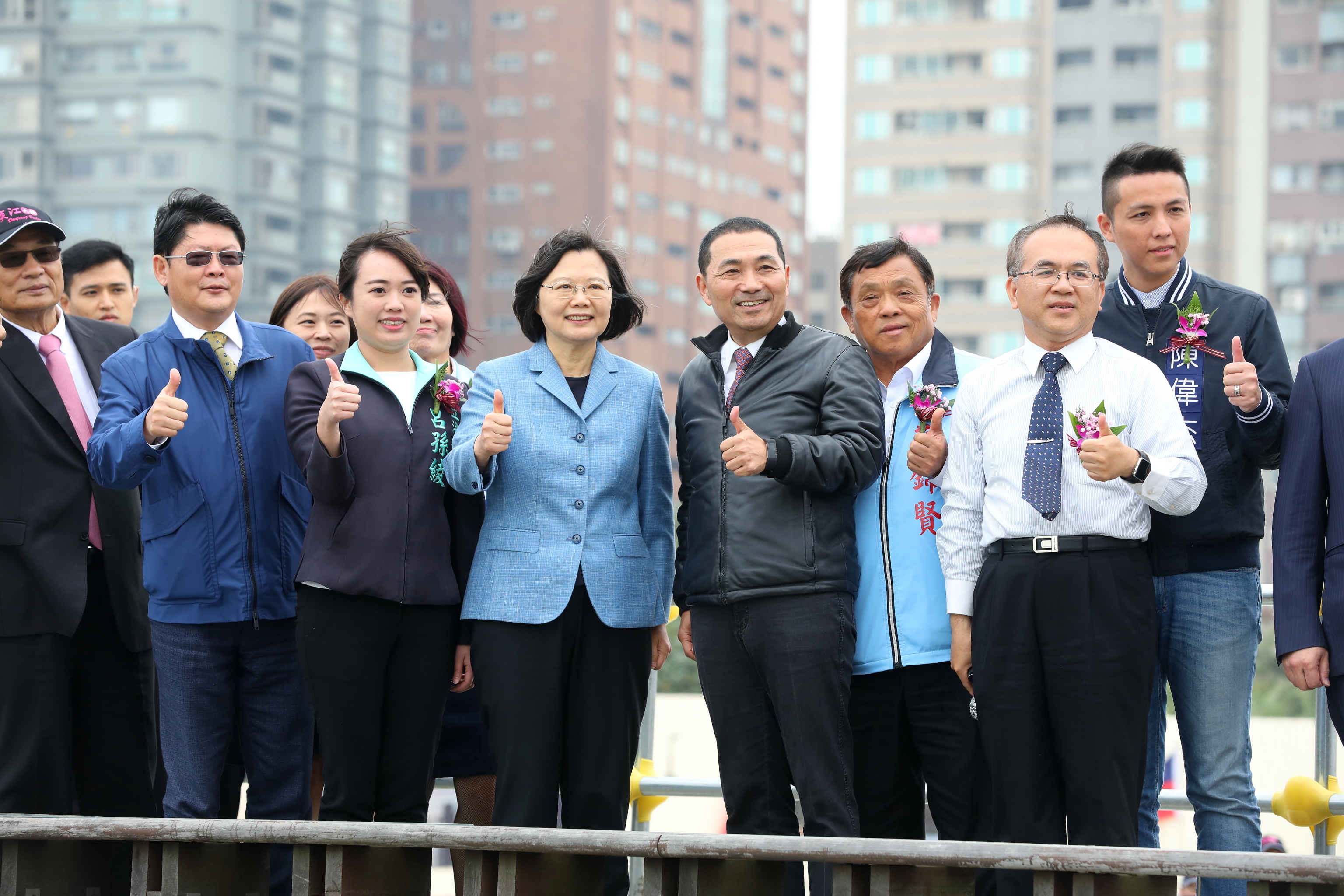 淡江大橋第三標動土典禮，蔡英文總統與侯市長實地聽取工程單位解說