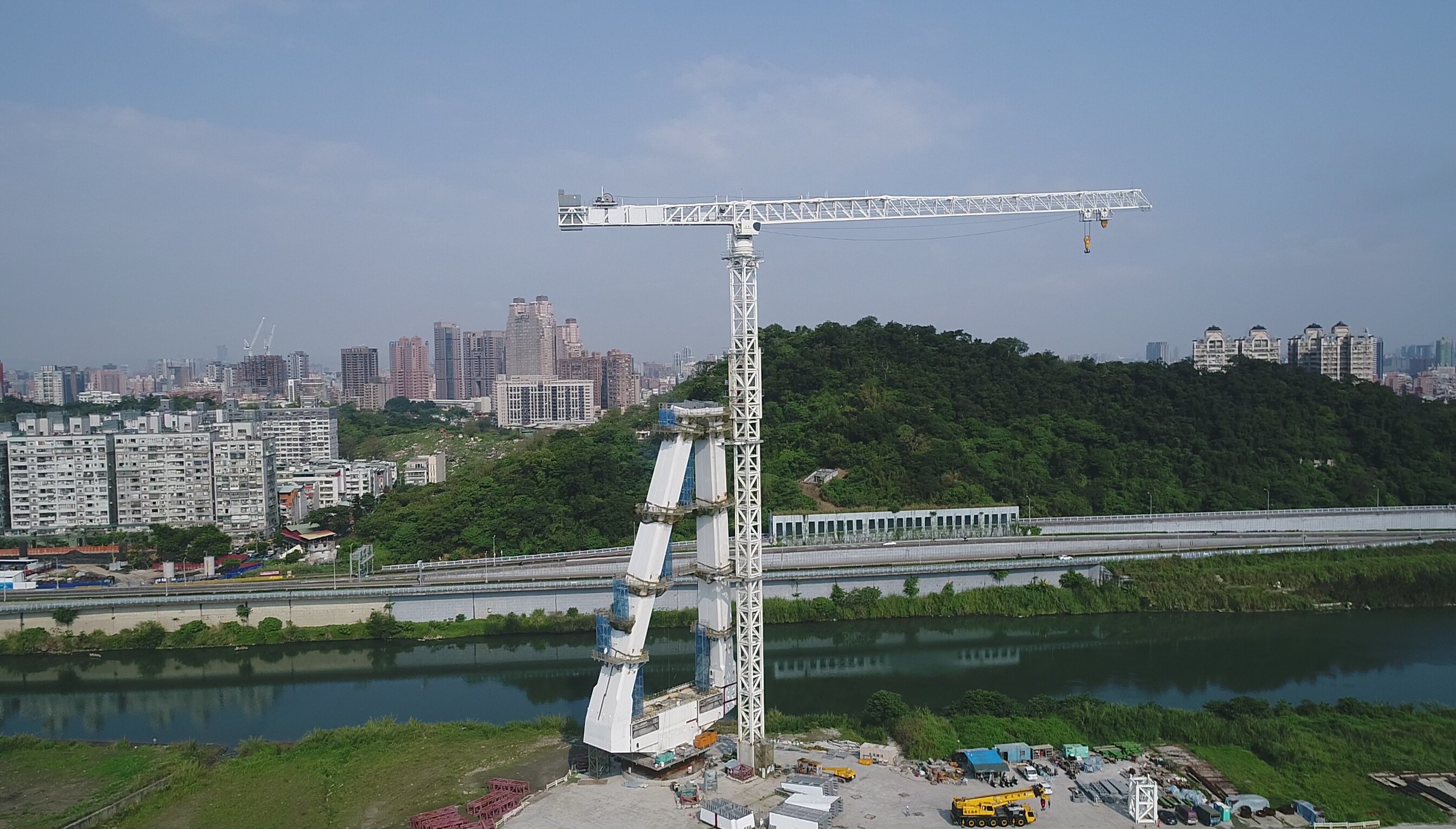 安坑輕軌_安心橋吊裝