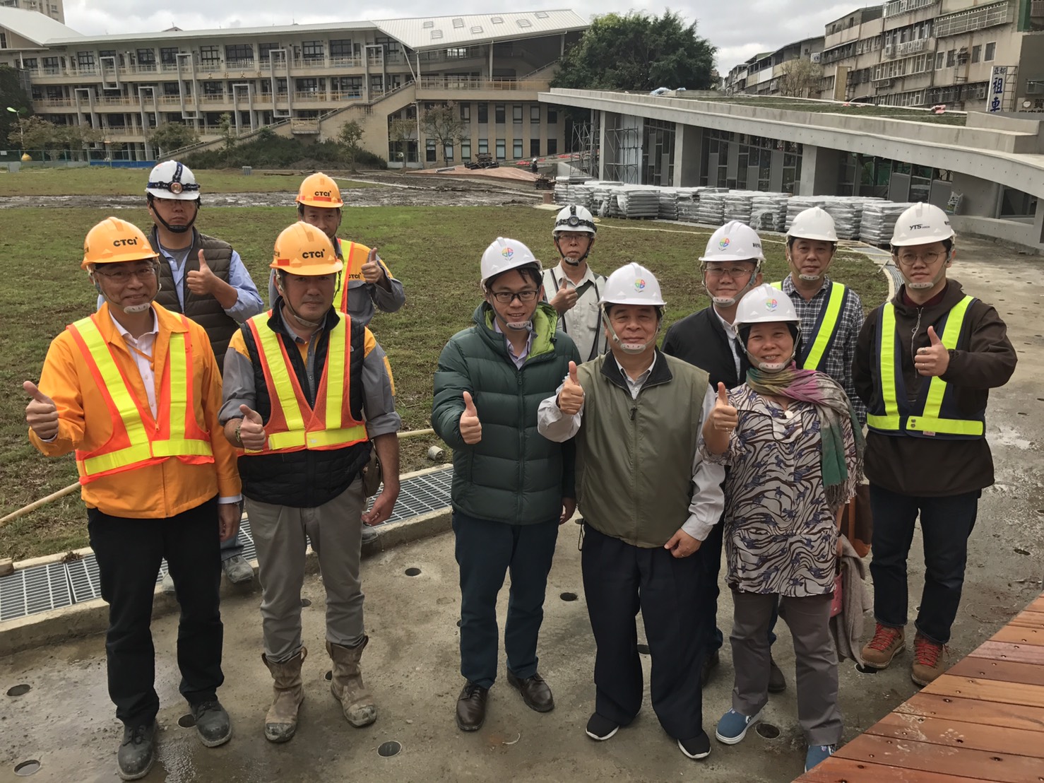 新北市交通局長鍾鳴時今天上午視察三重商工地下停車場，該停車場將提供500個汽車停車位