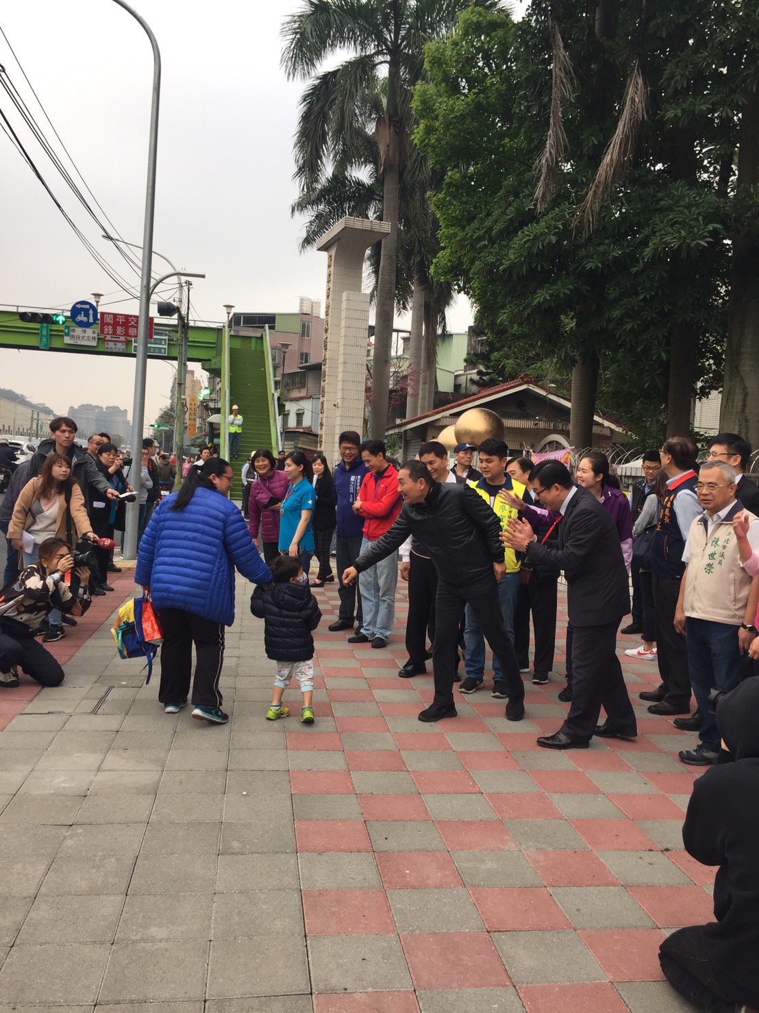 侯市長視察山佳國小通學步道和小朋友打招呼