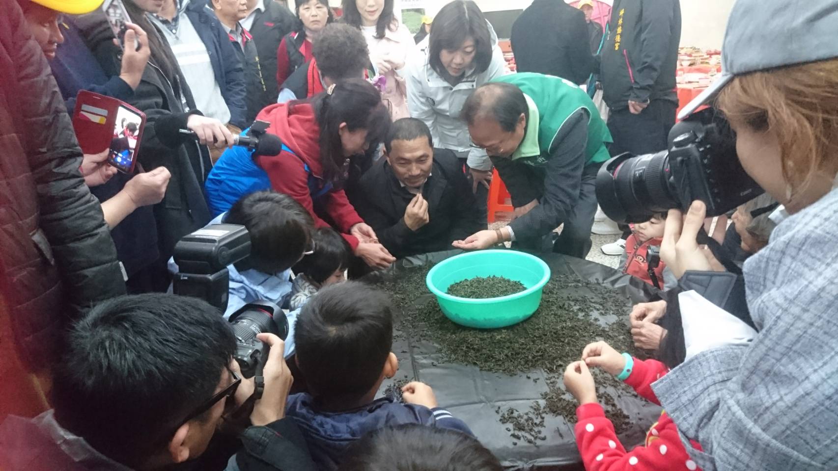 侯友宜於協德宮體驗坪林區的長幼共學，與在地民眾一同撿茶枝。