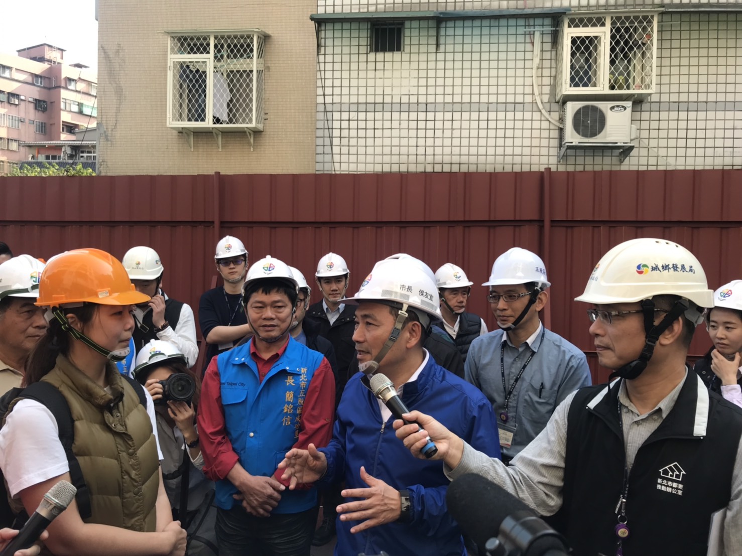 住戶與市長說明當時陽台掉落經過