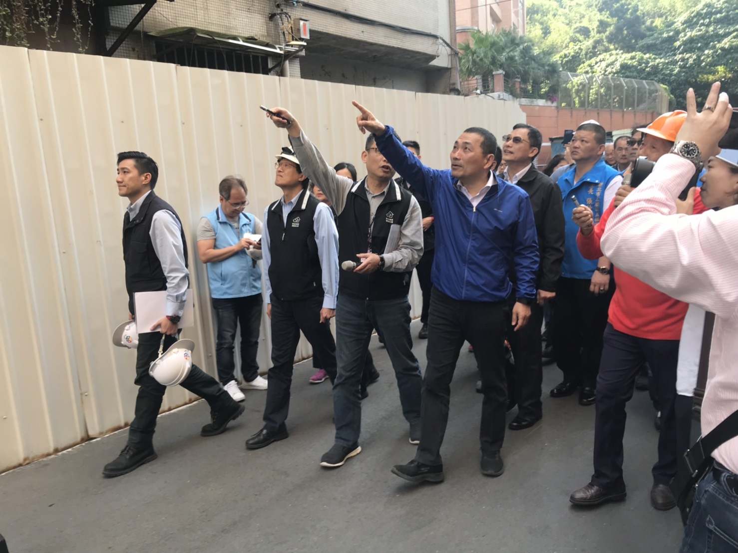 各局處長官偕同市長現場視察海砂屋現況